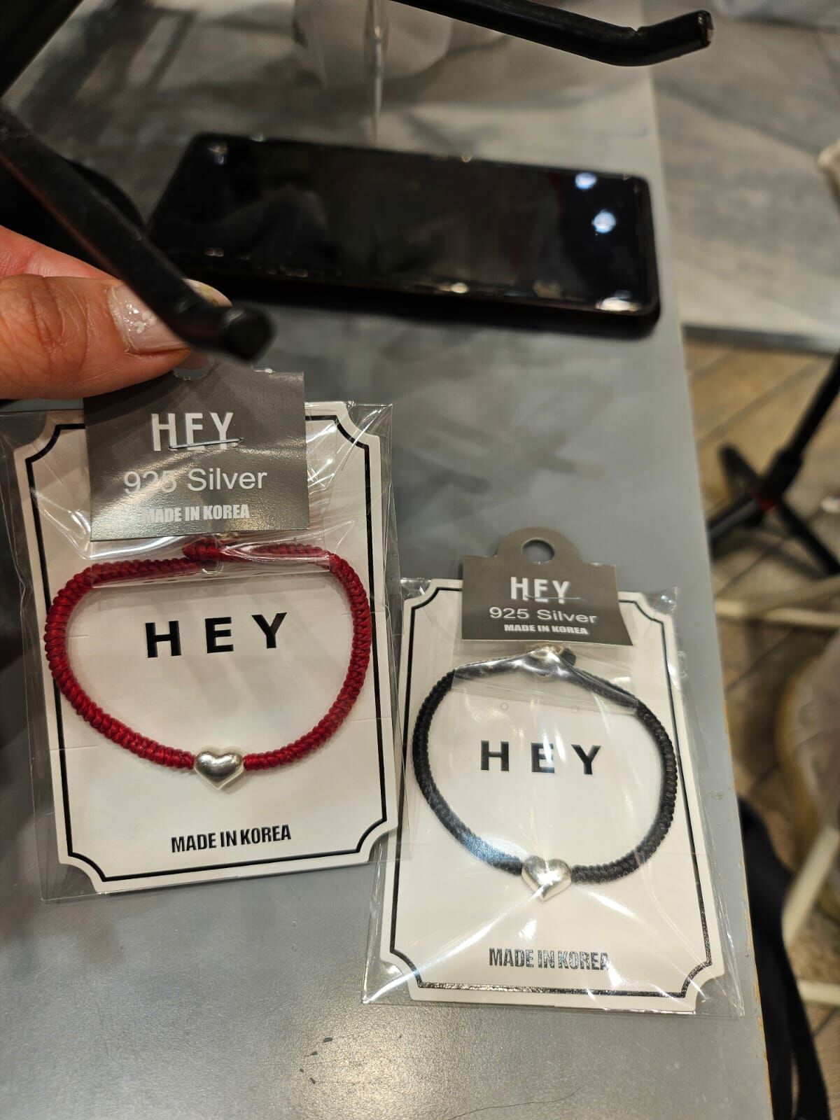 HM2451 銀色心心粗編織手繩 (黑/紅兩色)