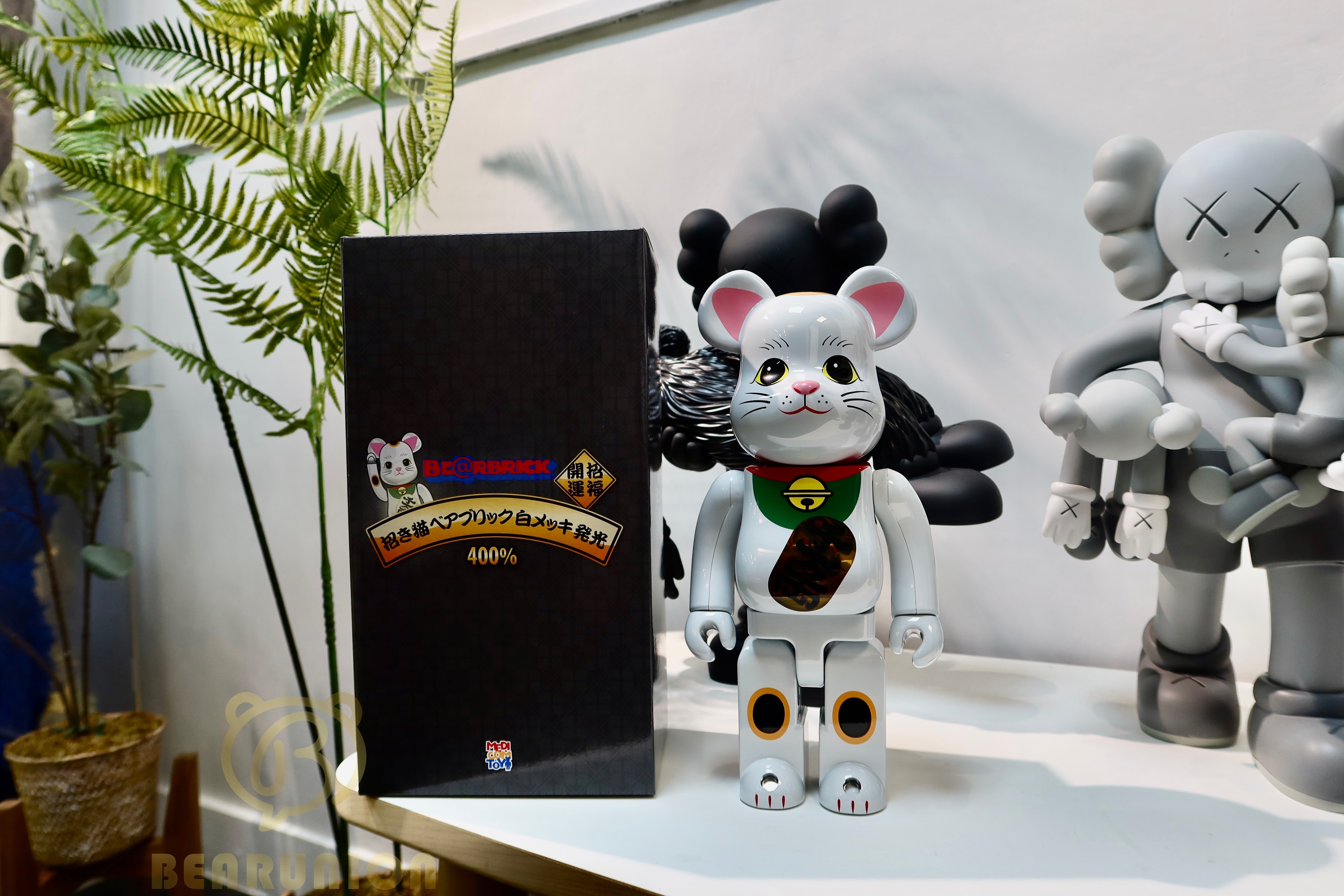 🥇現貨🥇Bearbrick 400% 白色 發光 招財貓 MANEKI NEKO