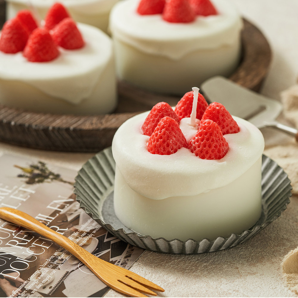 O'Pretty 歐沛媞 手工香氛蠟燭-四吋草莓鮮奶油蛋糕(12X12X12cm)附精美禮盒