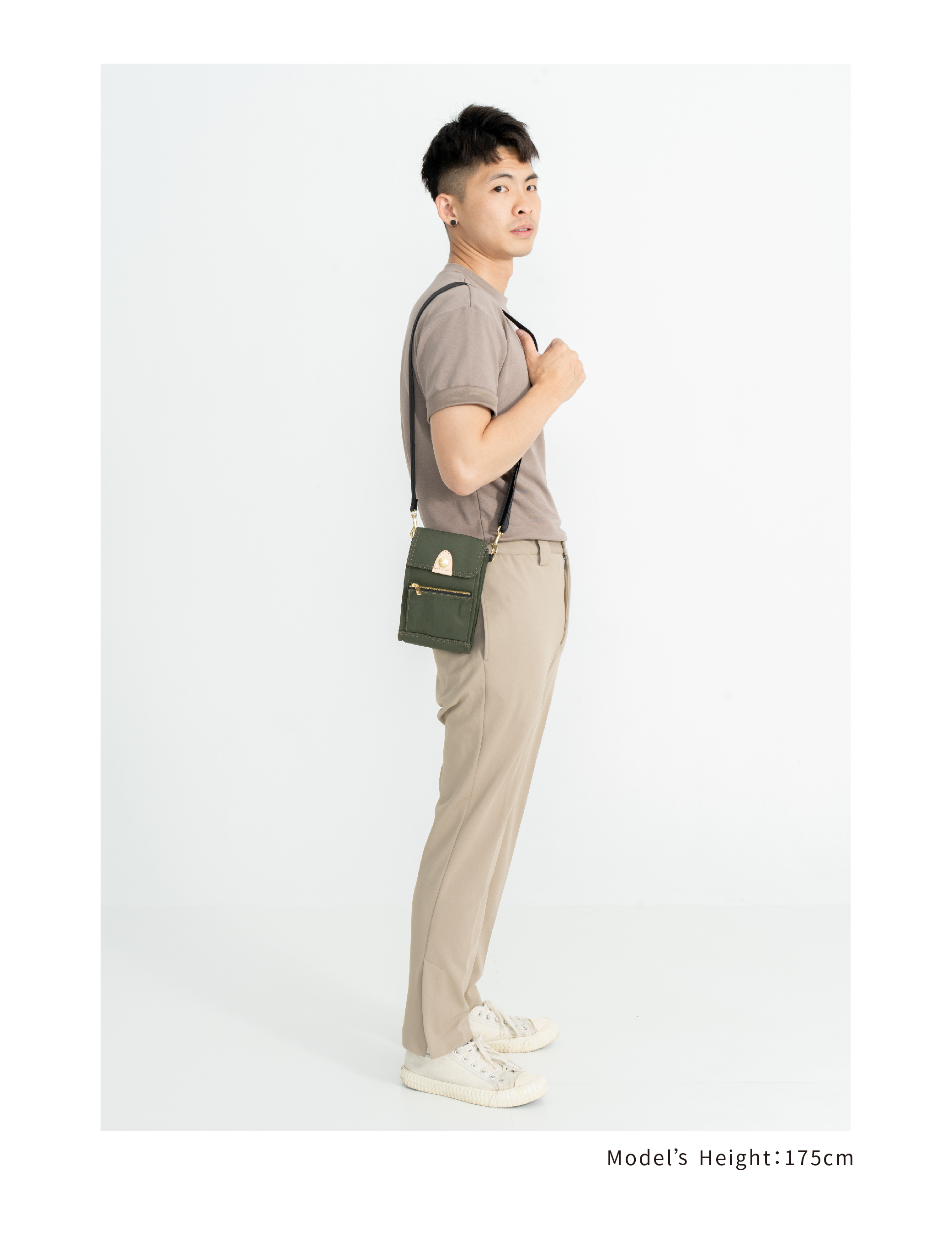 satana Soldier 趣遊輕盈隨身包 軍綠色 SOS3010-324 男生身高比例照