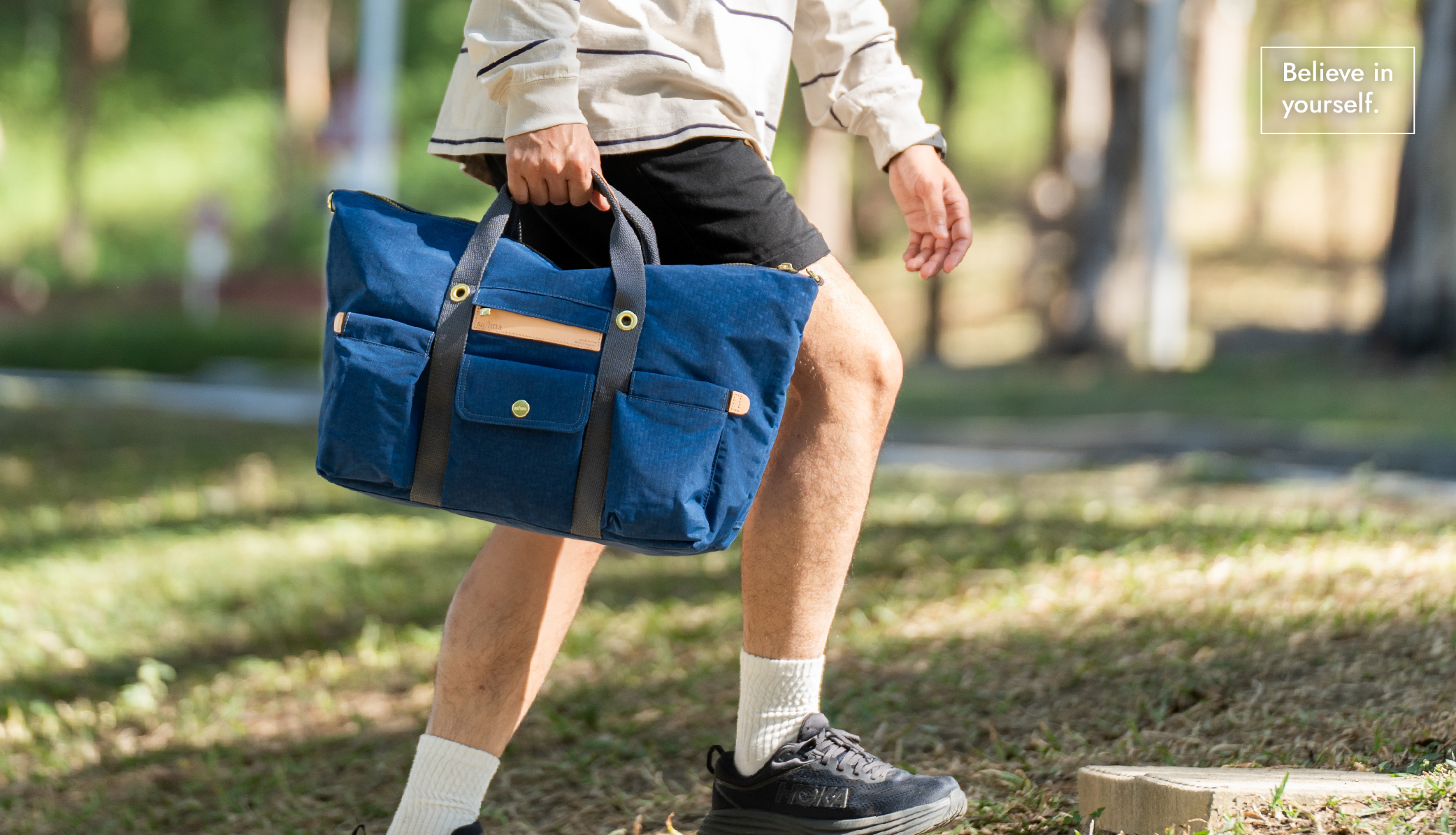 satana Soldier 趣遊行者旅行袋 海軍藍色 SOS3020-225 男生手拿形象照