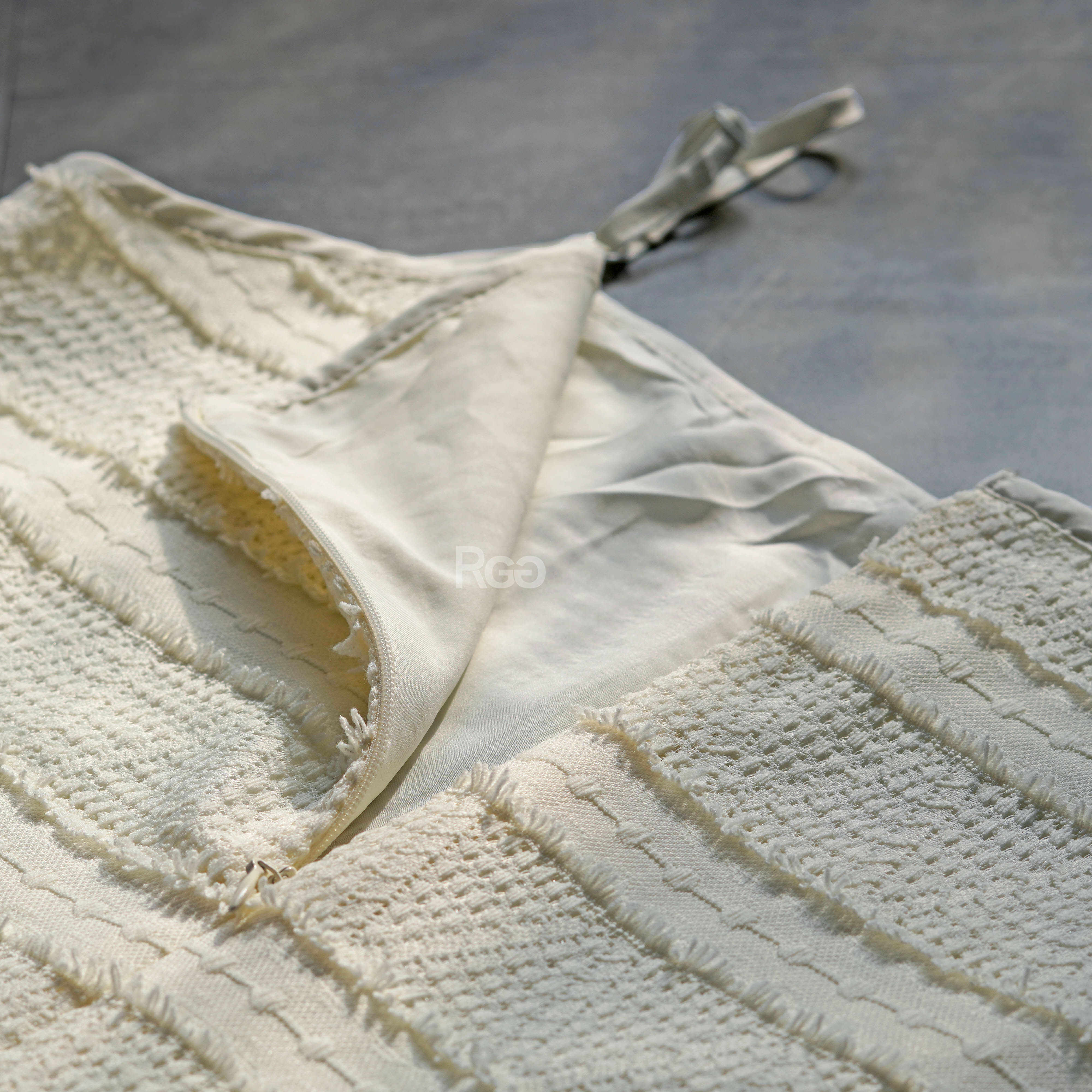 #88603 針織紋路鬚鬚長洋裝背面拉鍊特寫照