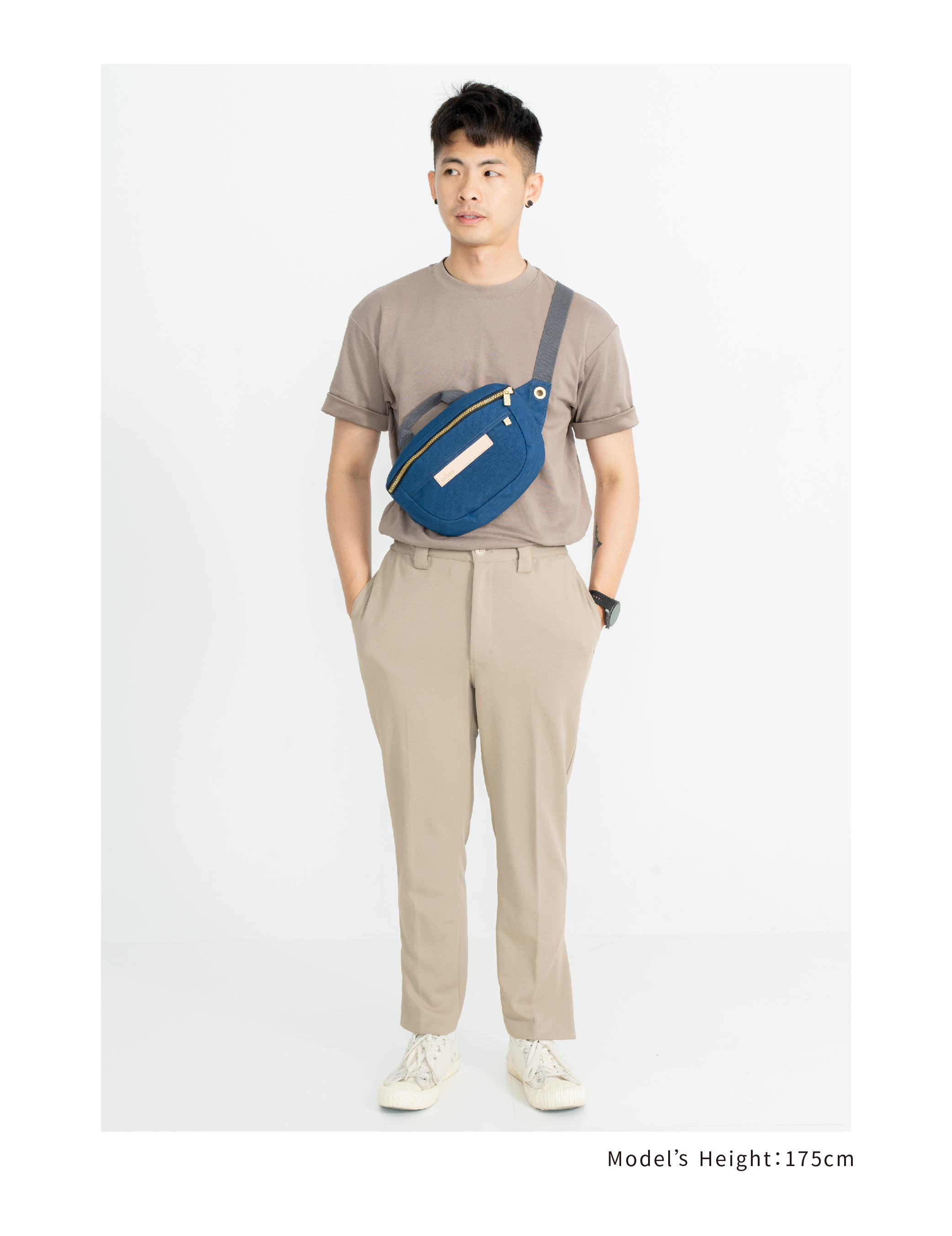 satana Soldier 趣遊走走斜背胸包 海軍藍色 SOS3080-225 男生身高比例照