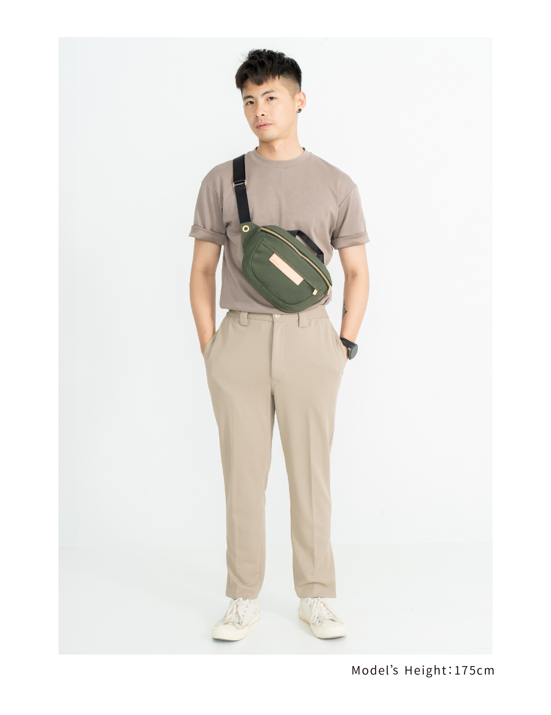 satana Soldier 趣遊走走斜背胸包 軍綠色 SOS3080-324 男生身高比例照