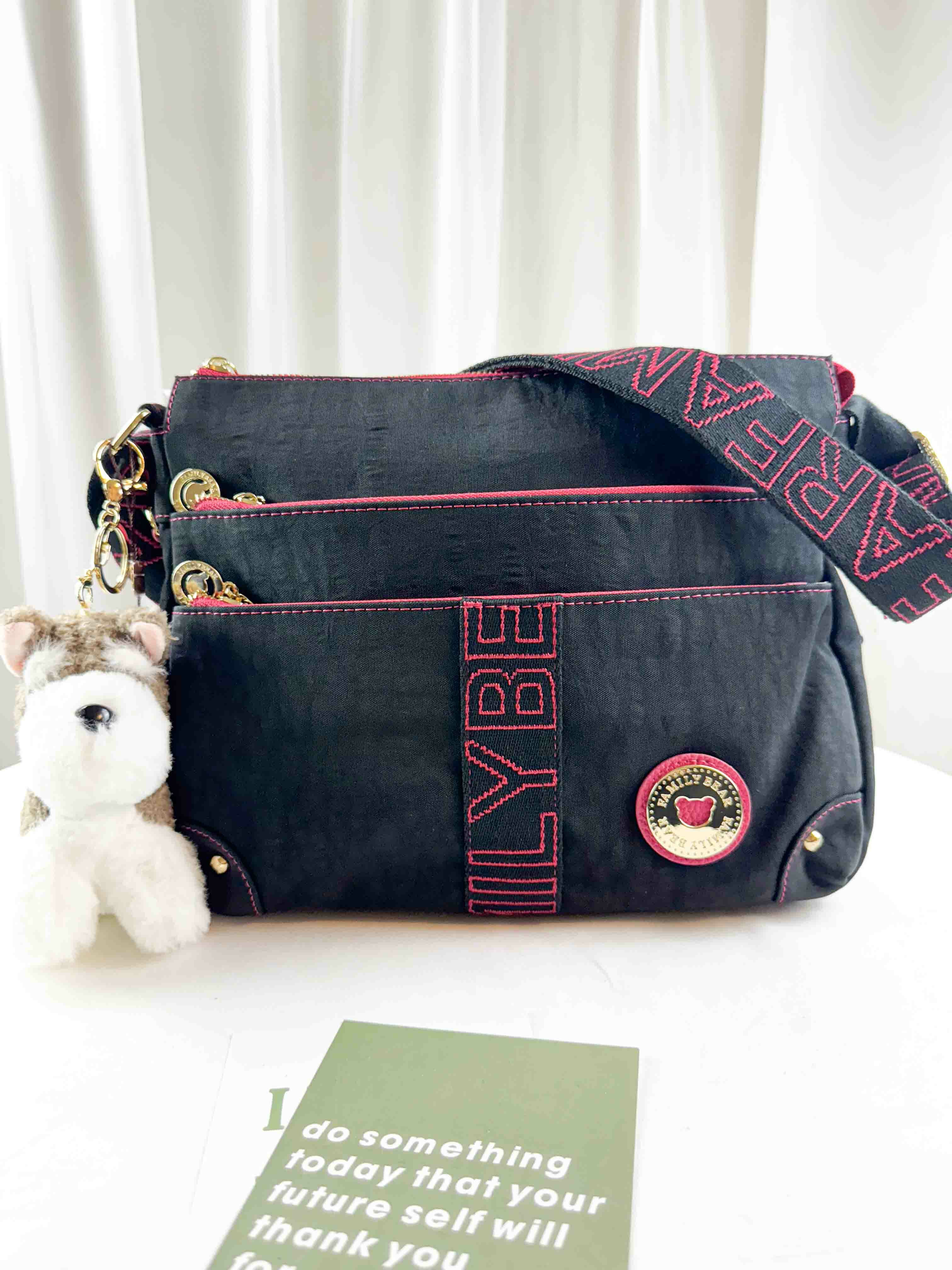 FamilyBear 黑桃織帶防潑水側背包 附兔兔吊飾 #2045