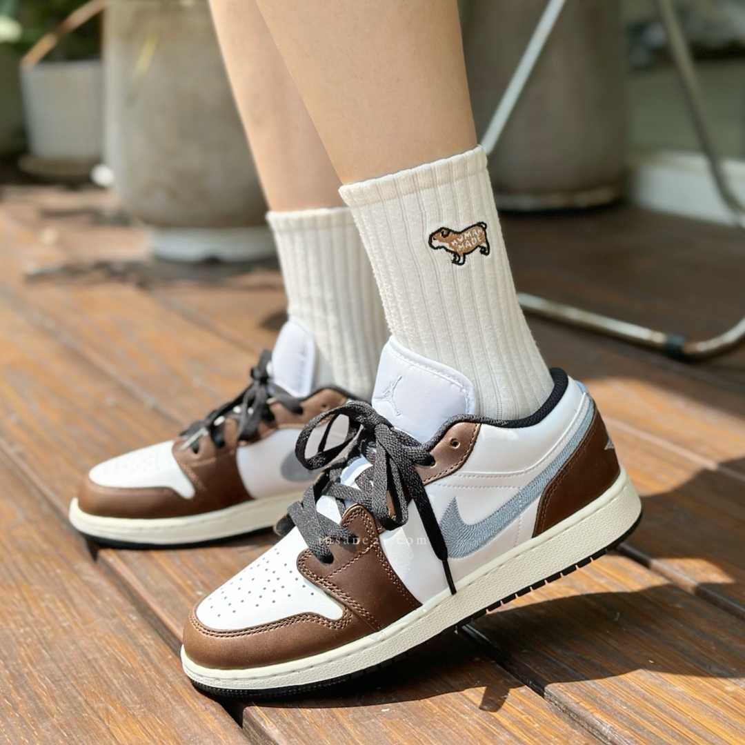 NIKE AIR JORDAN 1 LOW SE GS  摩卡藍刺繡勾  大童鞋 FQ8156-142