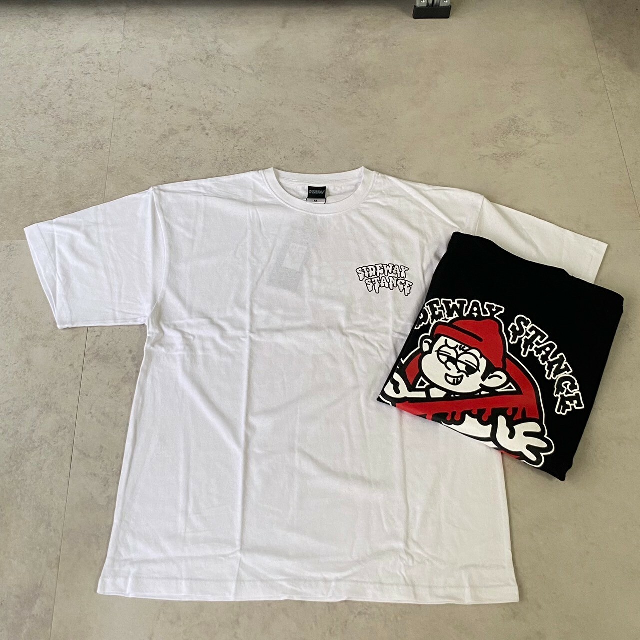 Sideway Stance 紅帽男孩印刷短Tee SIDE23-070