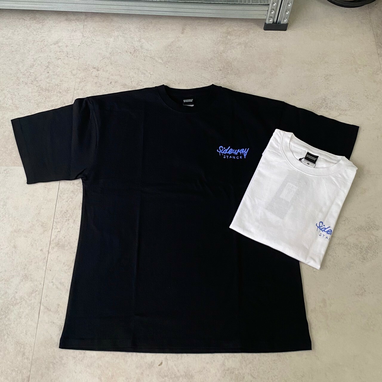 Sideway Stance 小男孩印刷短Tee SIDE23-086