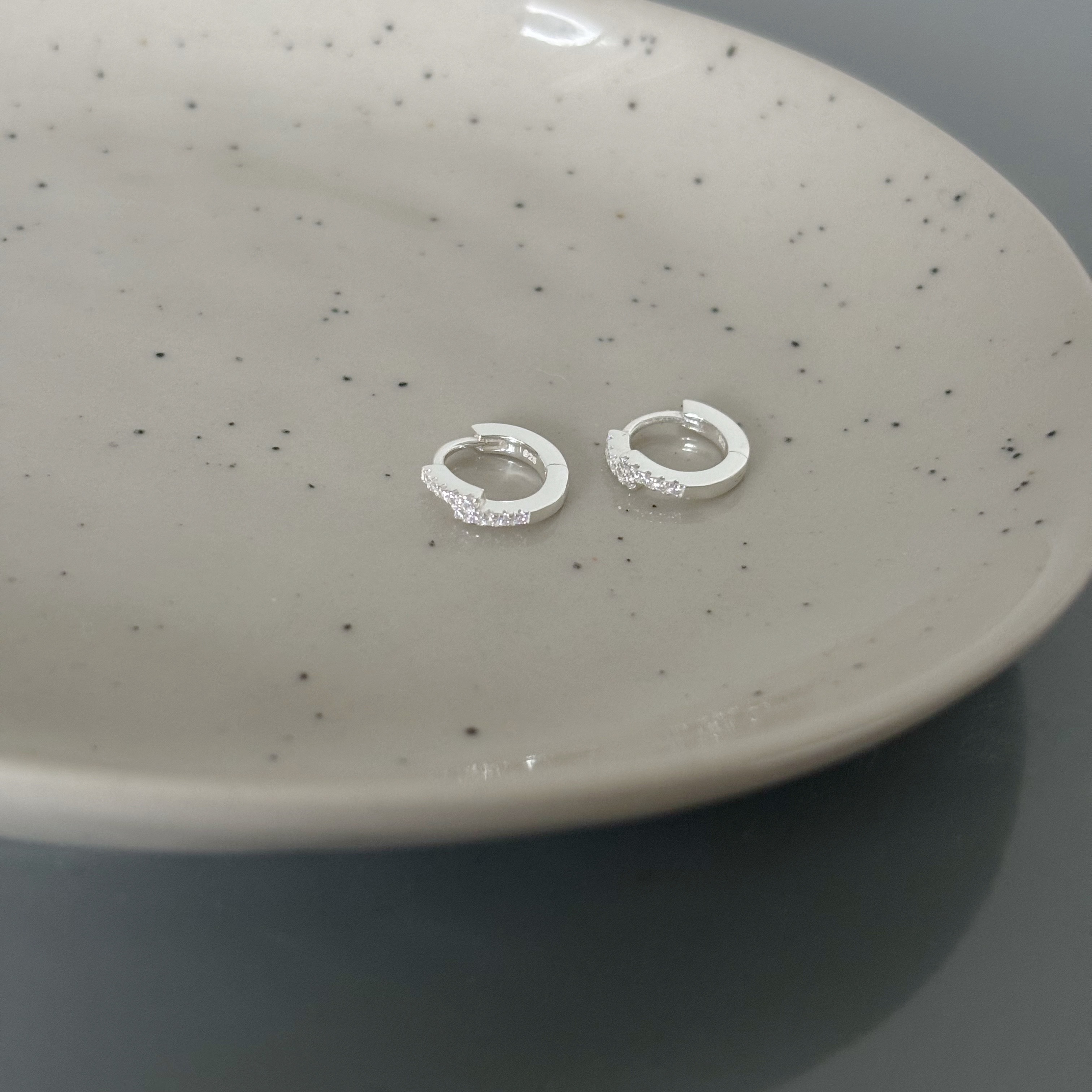 交錯鋯石扣式耳圈