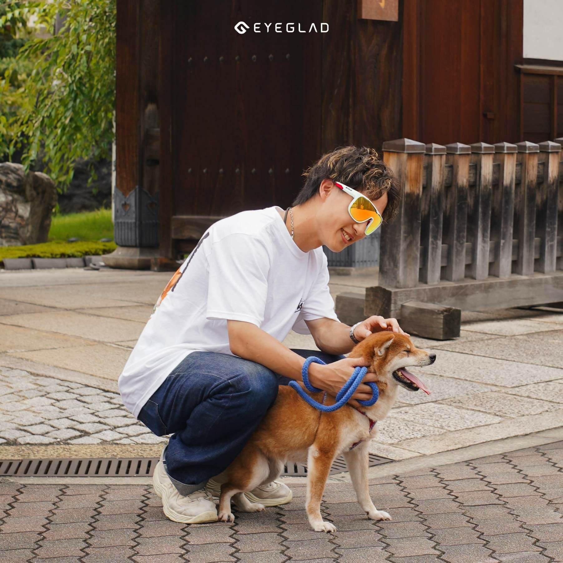帥氣日本男子戴Eyeglad Mars太陽眼鏡遛狗
