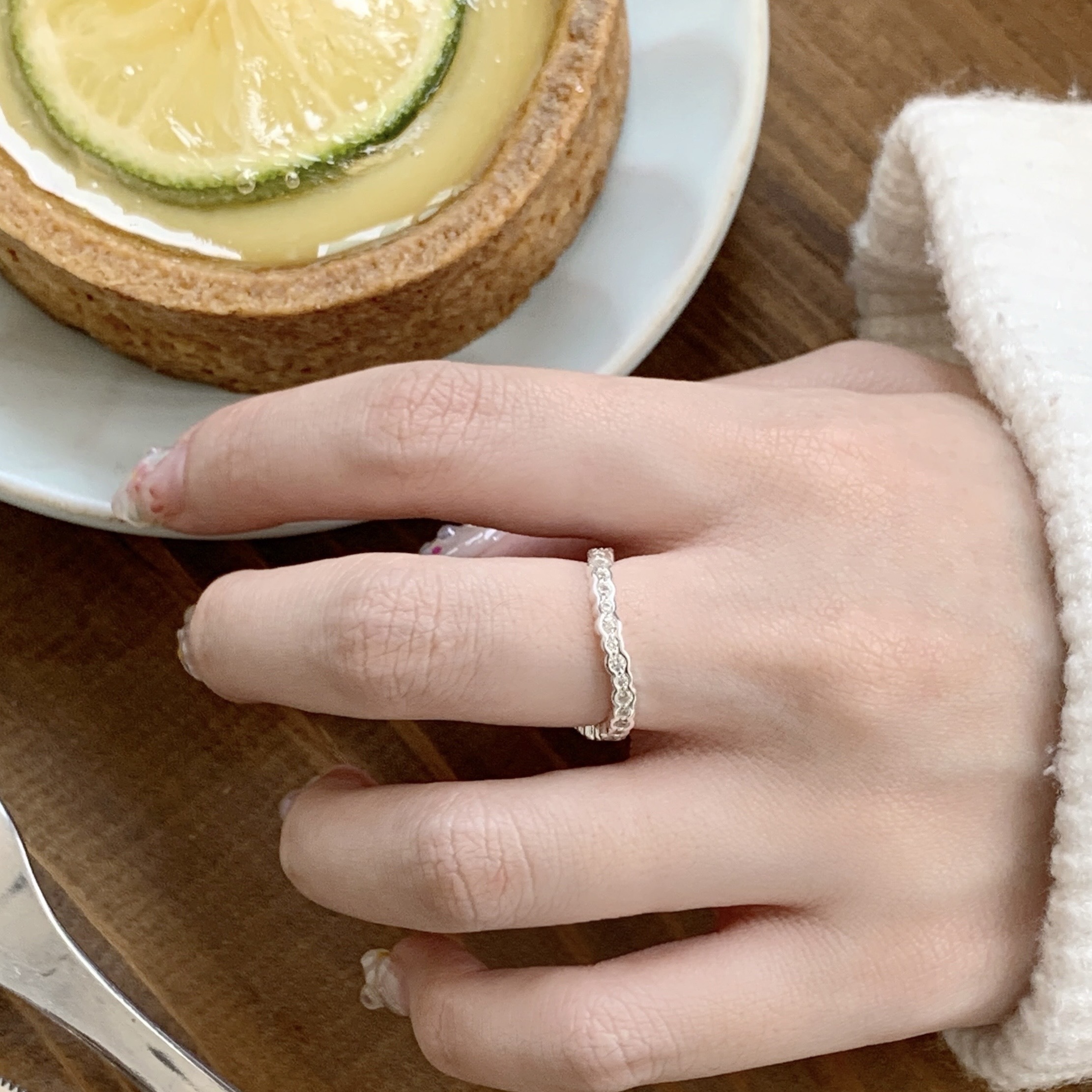 整圈蜂巢波浪鋯石戒指