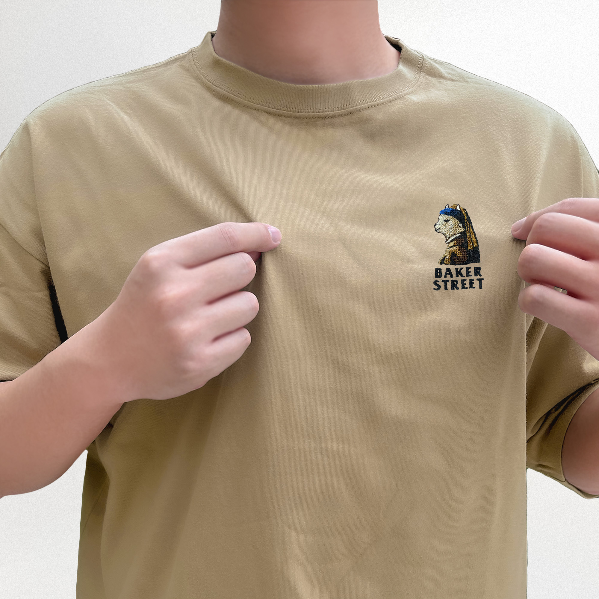 Embroidery-珍珠少女駝 刺繡  寬版落肩  短T