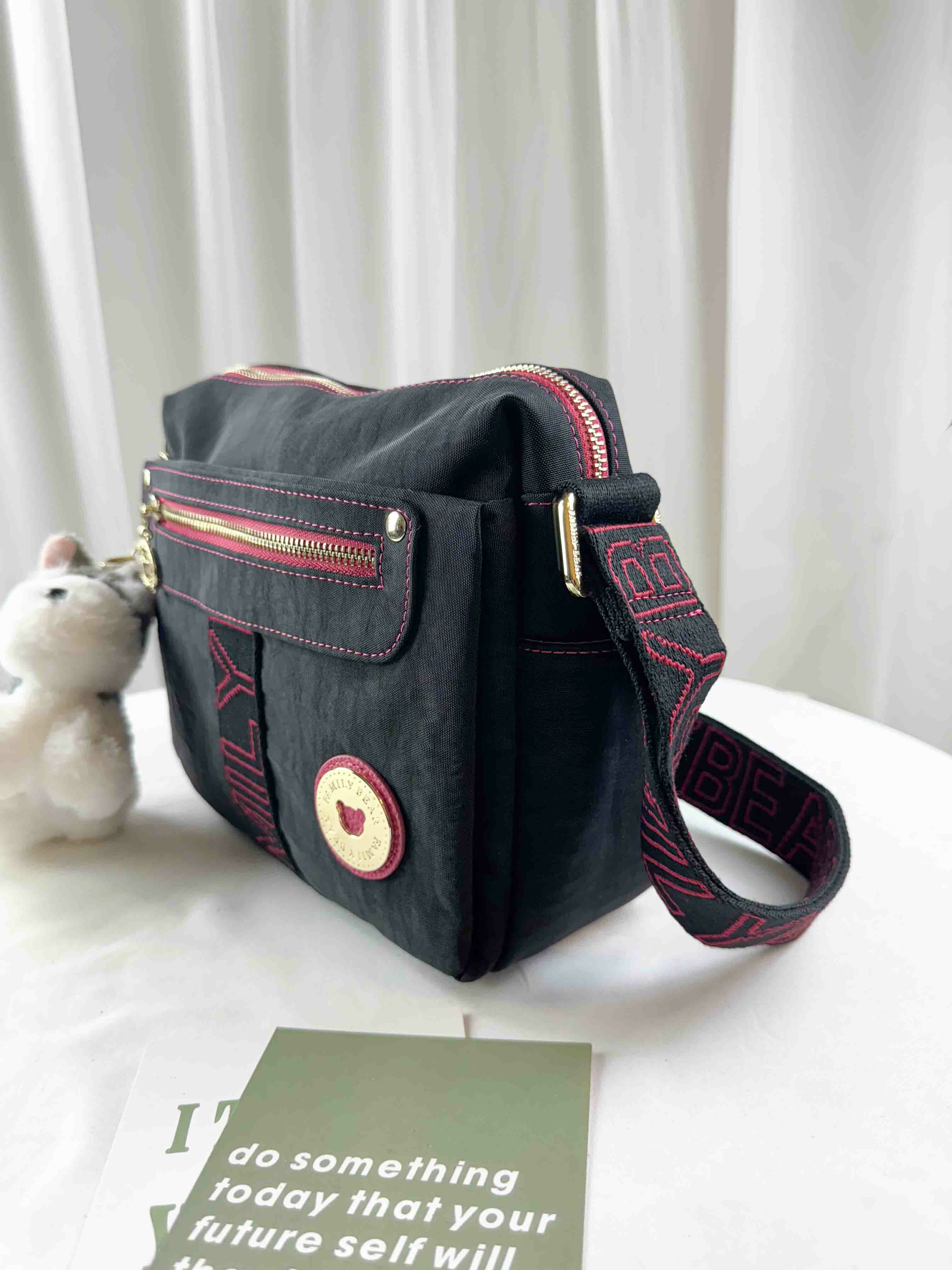 FamilyBear 黑桃織帶防潑水側背包 附兔兔吊飾 #29295