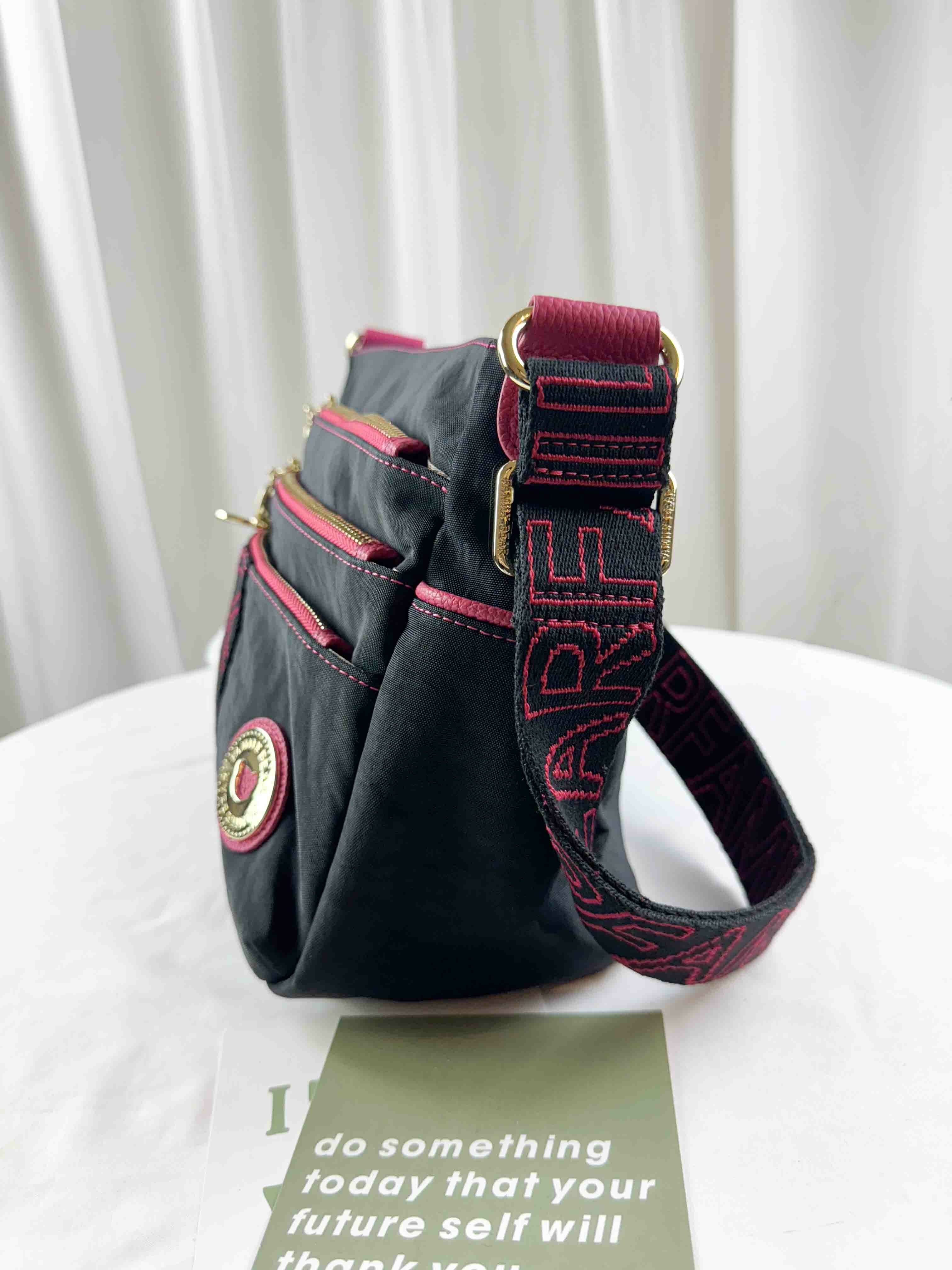 FamilyBear 黑桃織帶防潑水側背包 附兔兔吊飾 #2502