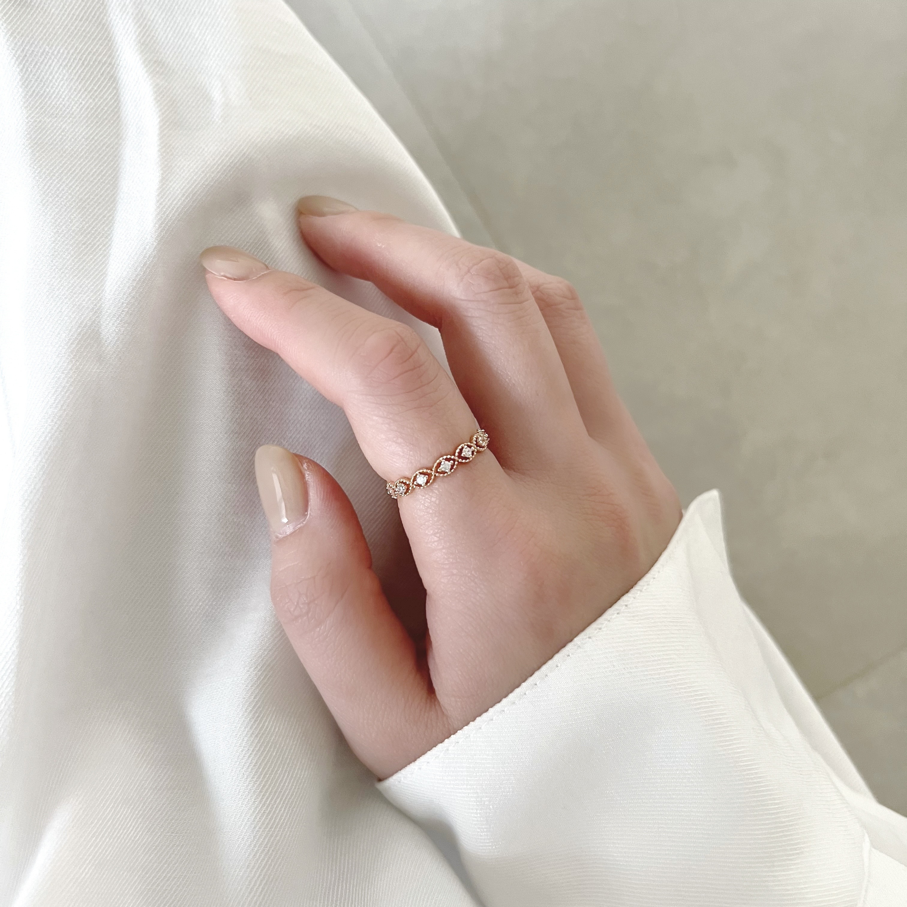 整圈簍空眼形鋯石戒指