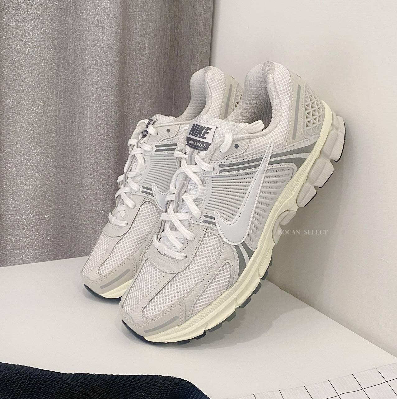 NIKE ZOOM VOMERO 5 “PLATINUM TINT”碳灰白（HF0731-007）