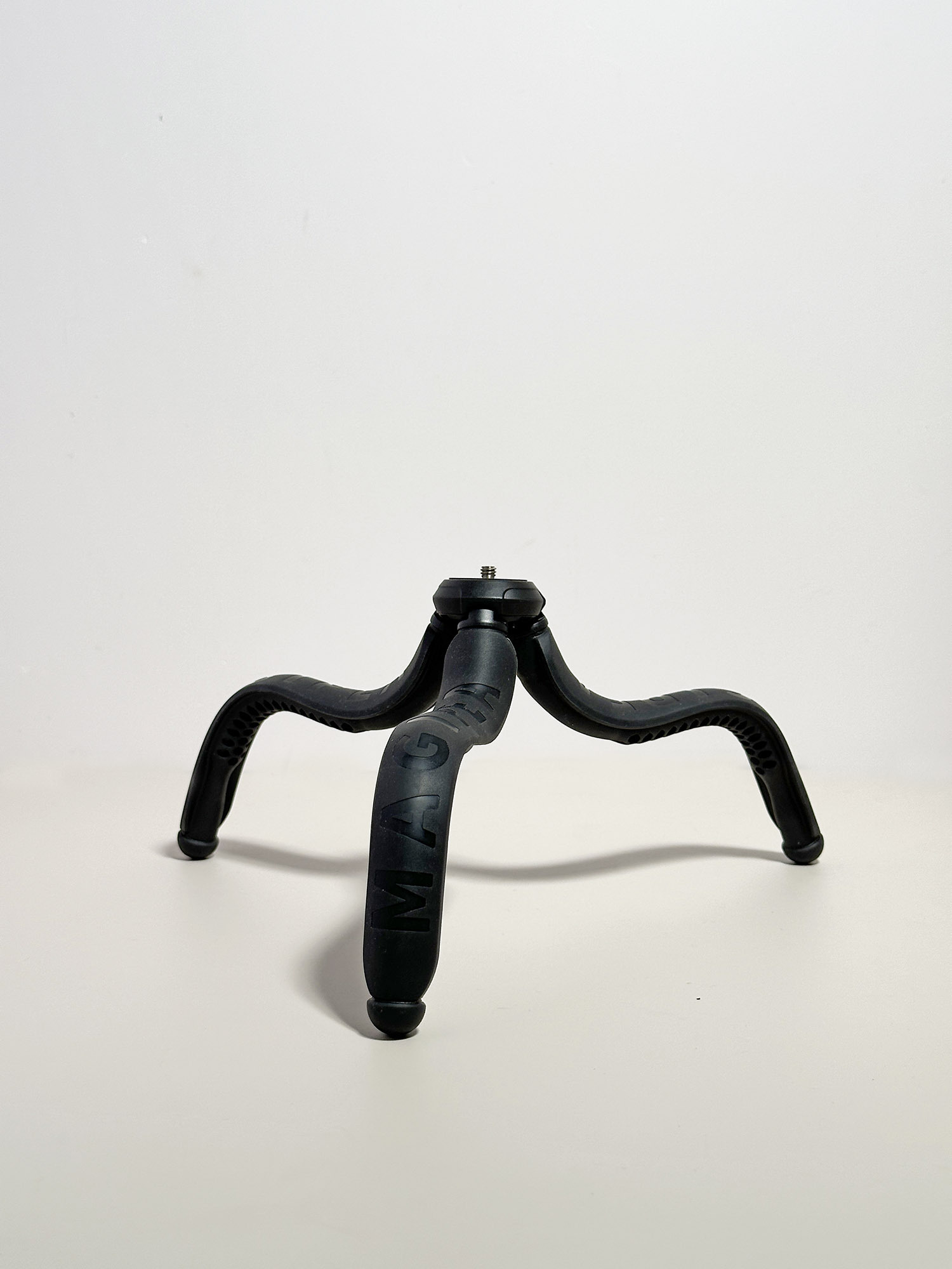 凹豆到處夾三腳怪｜腳部隨意彎曲的百變腳架