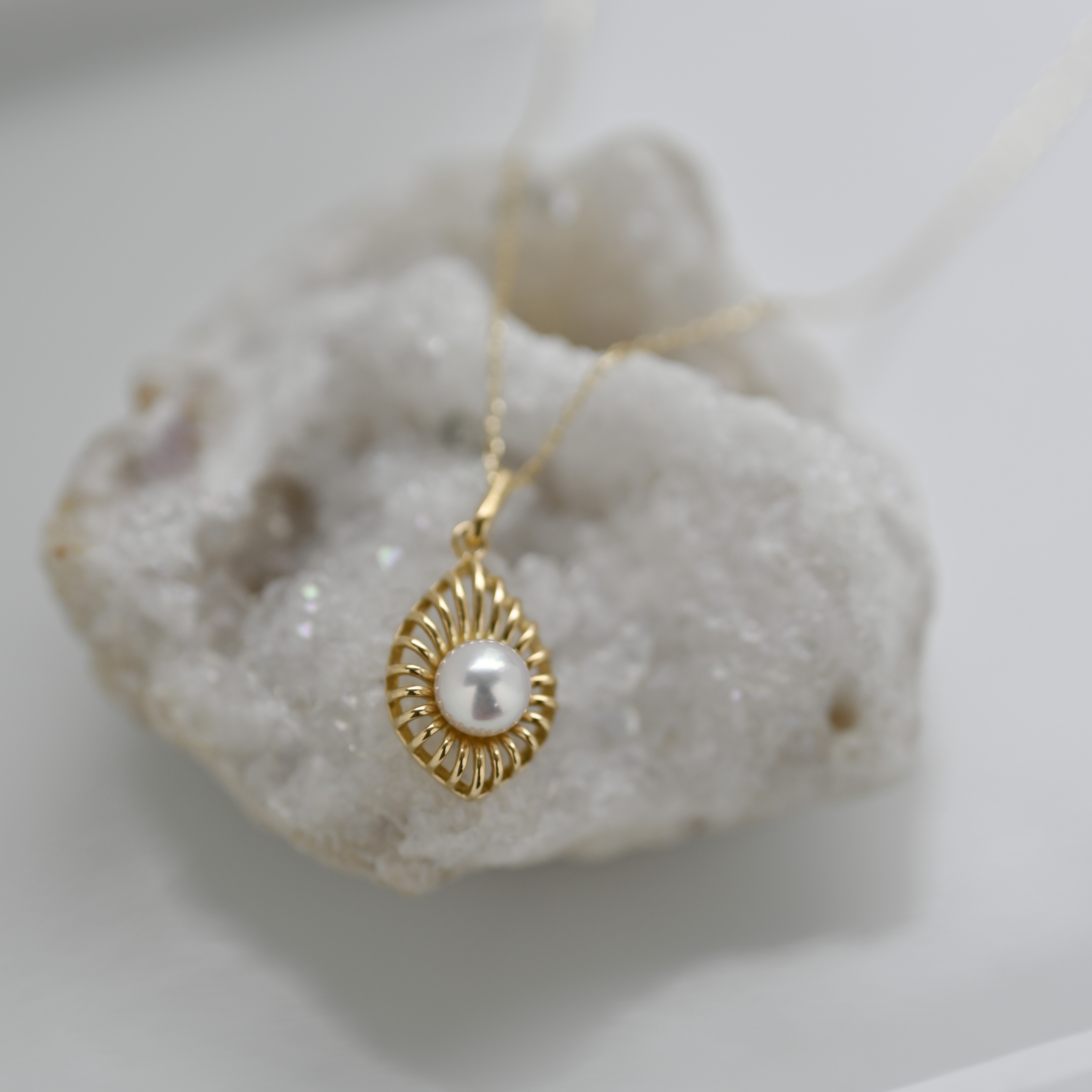 18K Caparazón Akoya Pearl Necklace