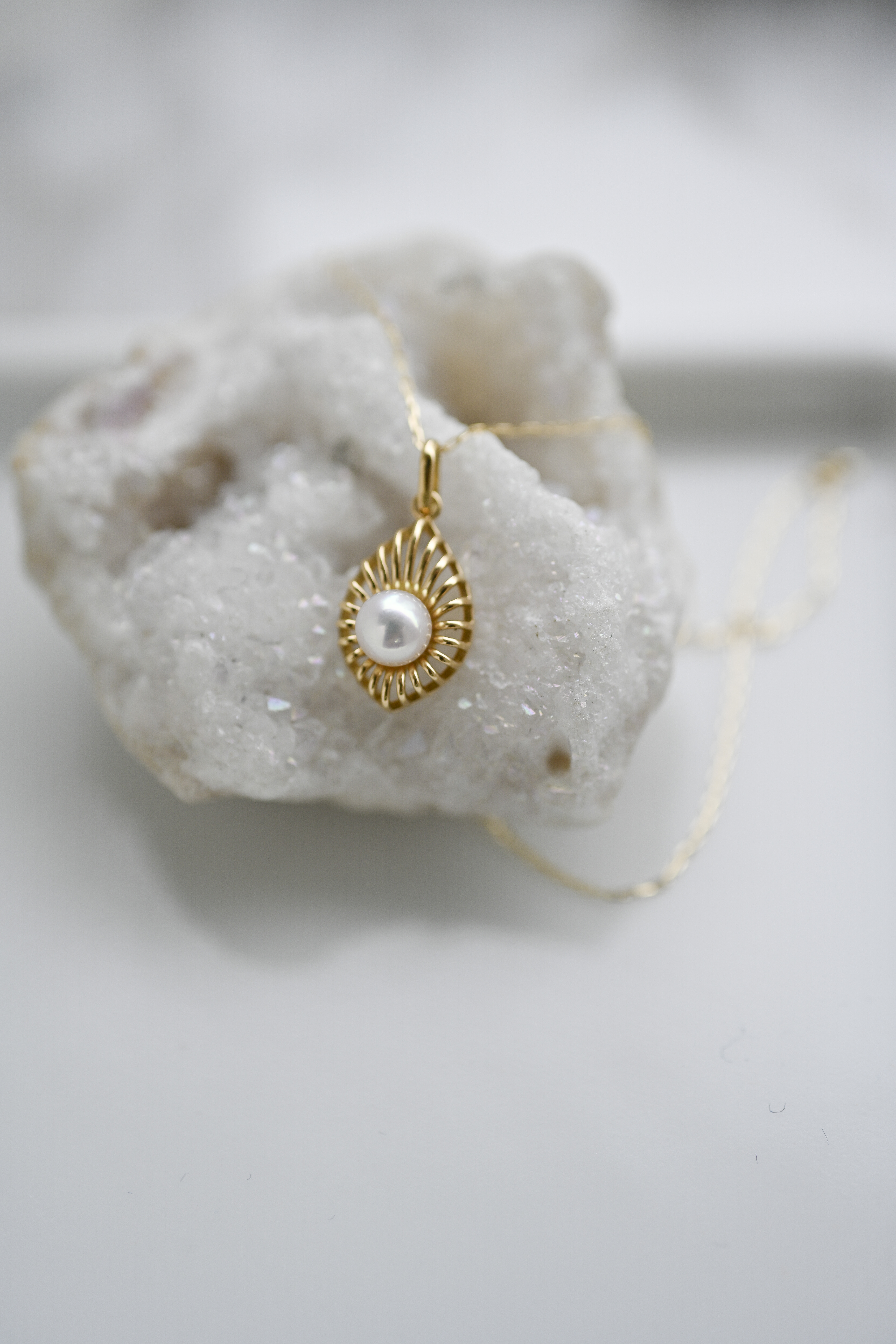 18K Caparazón Akoya Pearl Necklace