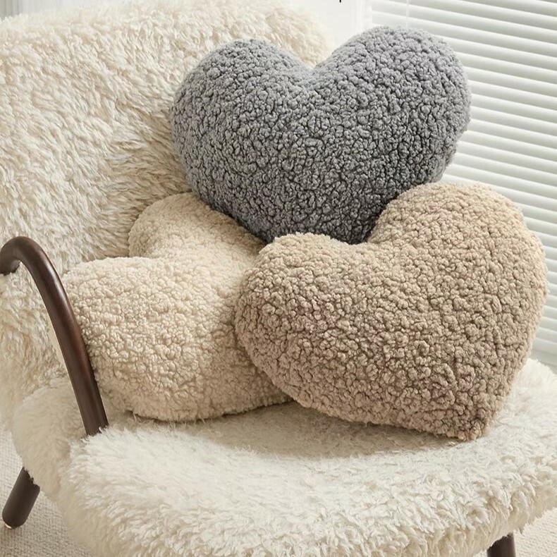 《3946》經典純色愛心毛絨抱枕靠枕