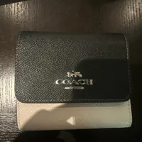 [S] COACH CF446 CNTRST SM TRIFOLD WALLET,SV/CHALK BLACK MULTI, 195031868108 (SCO724)