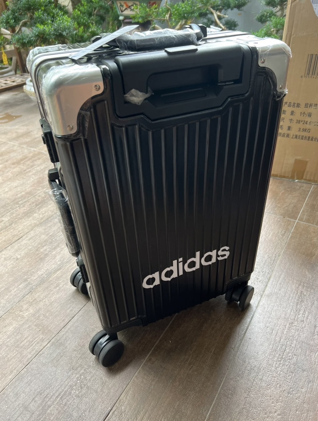 <國外限定>Adidas 2024限量款  20吋登機箱 白色 黑色 塗鴉 三葉草 三線 防撞行李箱