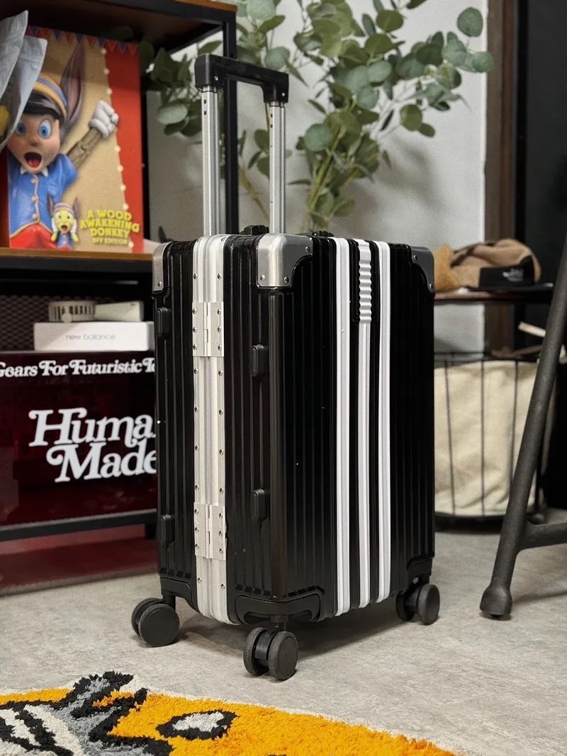 <國外限定>Adidas 2024限量款  20吋登機箱 白色 黑色 塗鴉 三葉草 三線 防撞行李箱