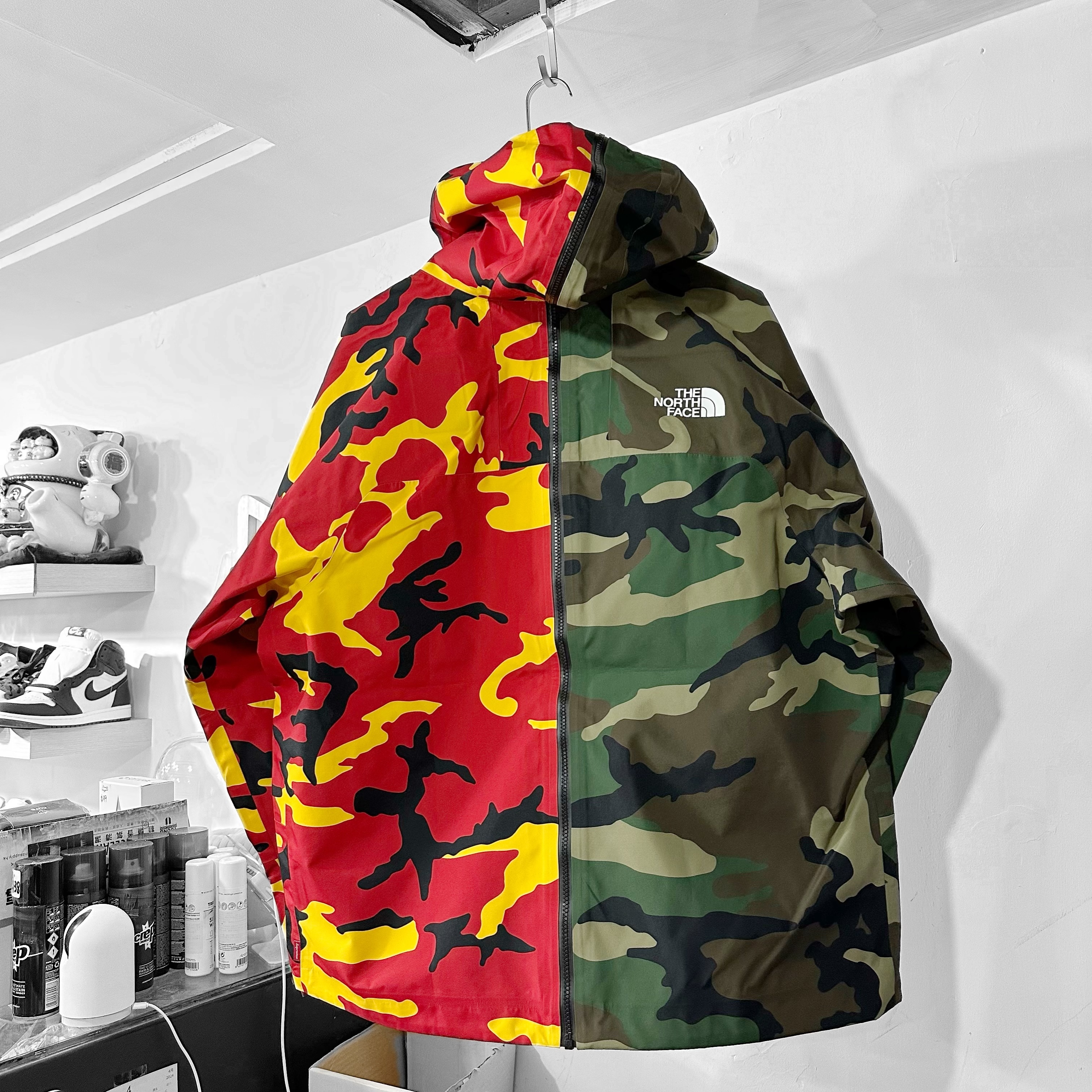 Supreme SS24 The North Face TNF Split Taped Seam Shell Supreme SS24 The North Face TNF Split Taped Seam Shell