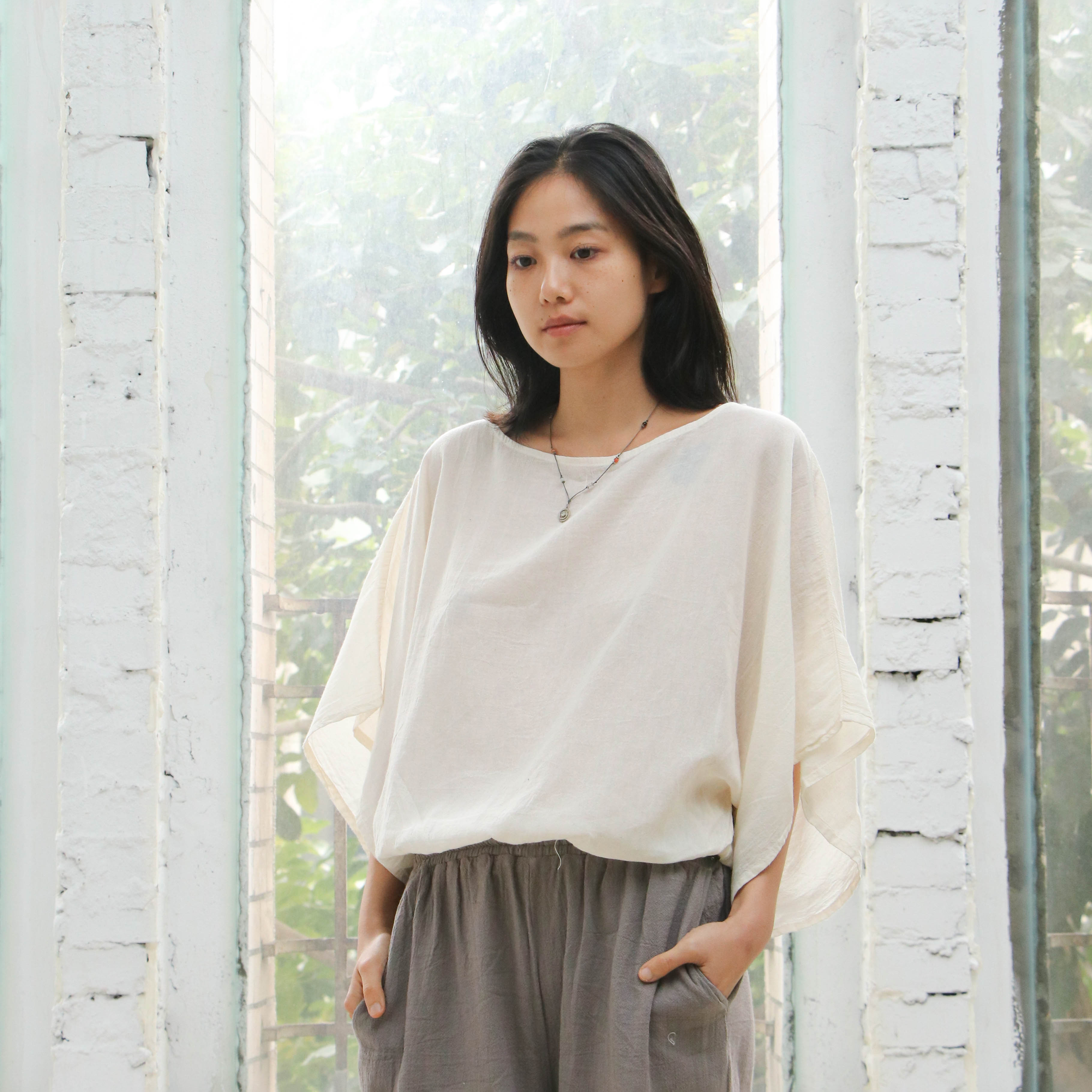 寬版平領下擺縮口上衣 / 慕斯布 米白