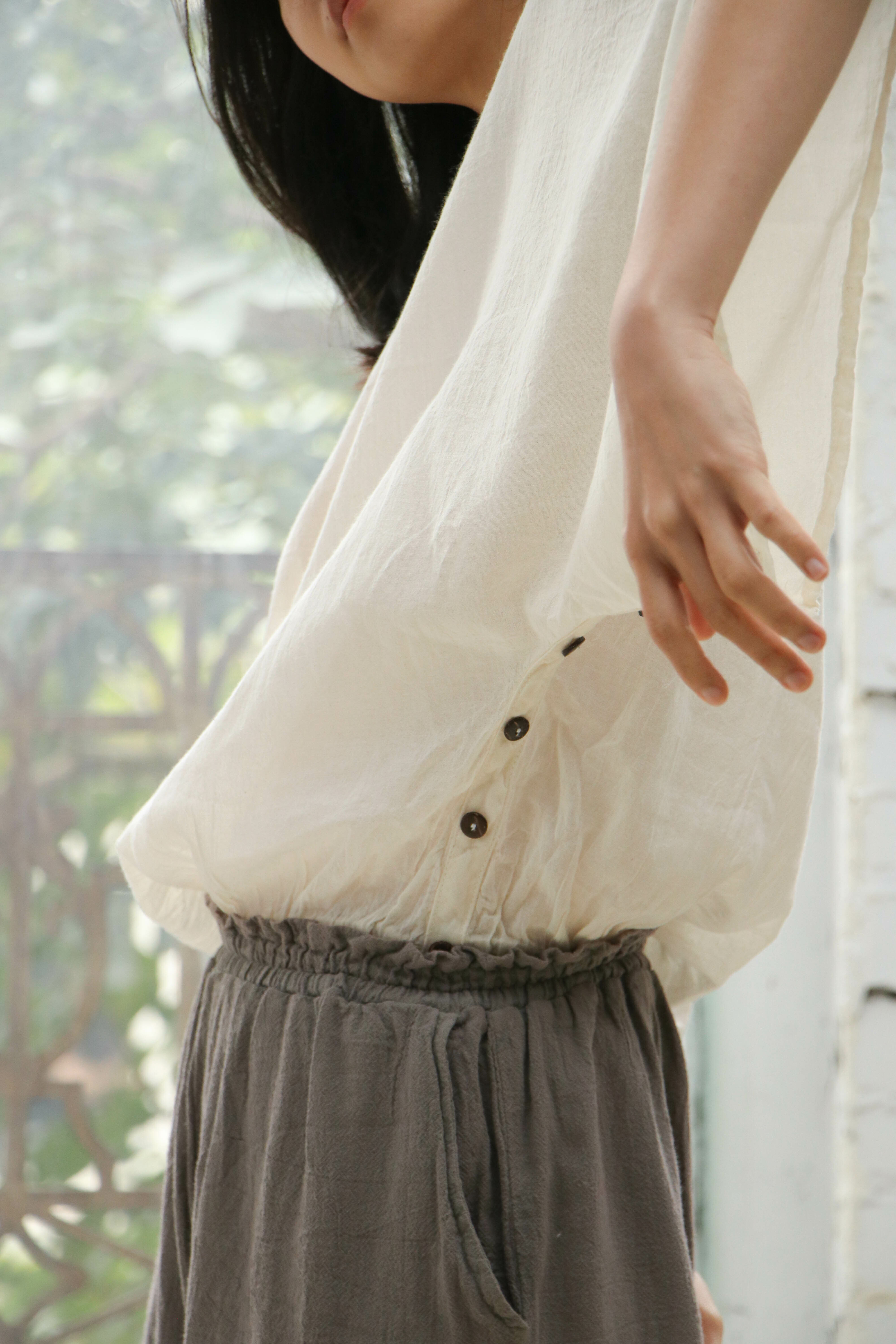 寬版平領下擺縮口上衣 / 慕斯布 米白