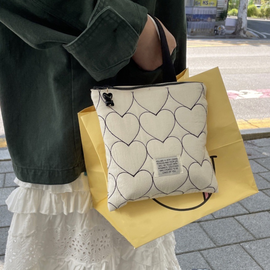 《3948》滿版黑白愛心縫線手提包