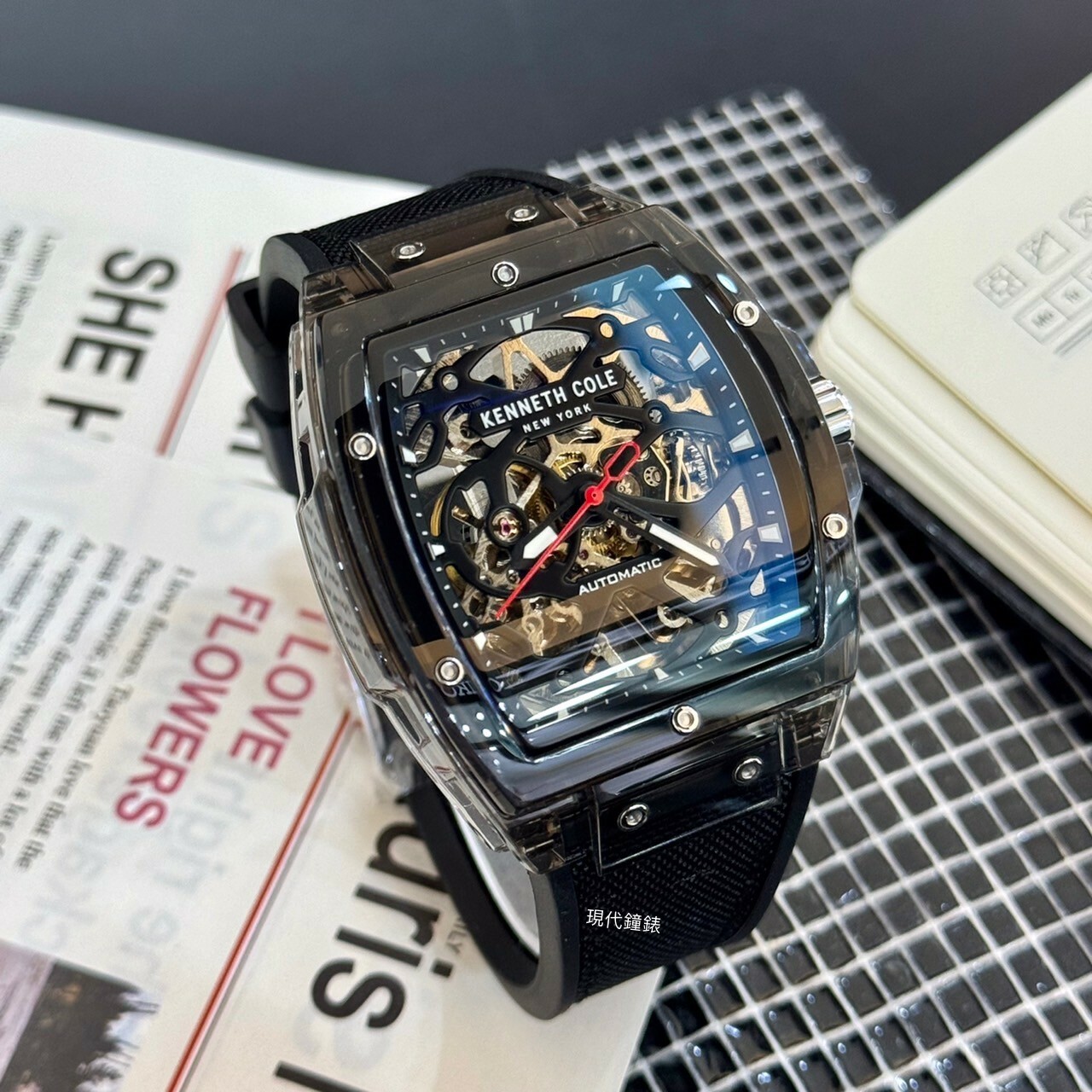 【KENNETH COLE】經典黑酒桶型鏤空機芯橡膠錶帶男款KCWGR0037301 45mm 現代鐘錶