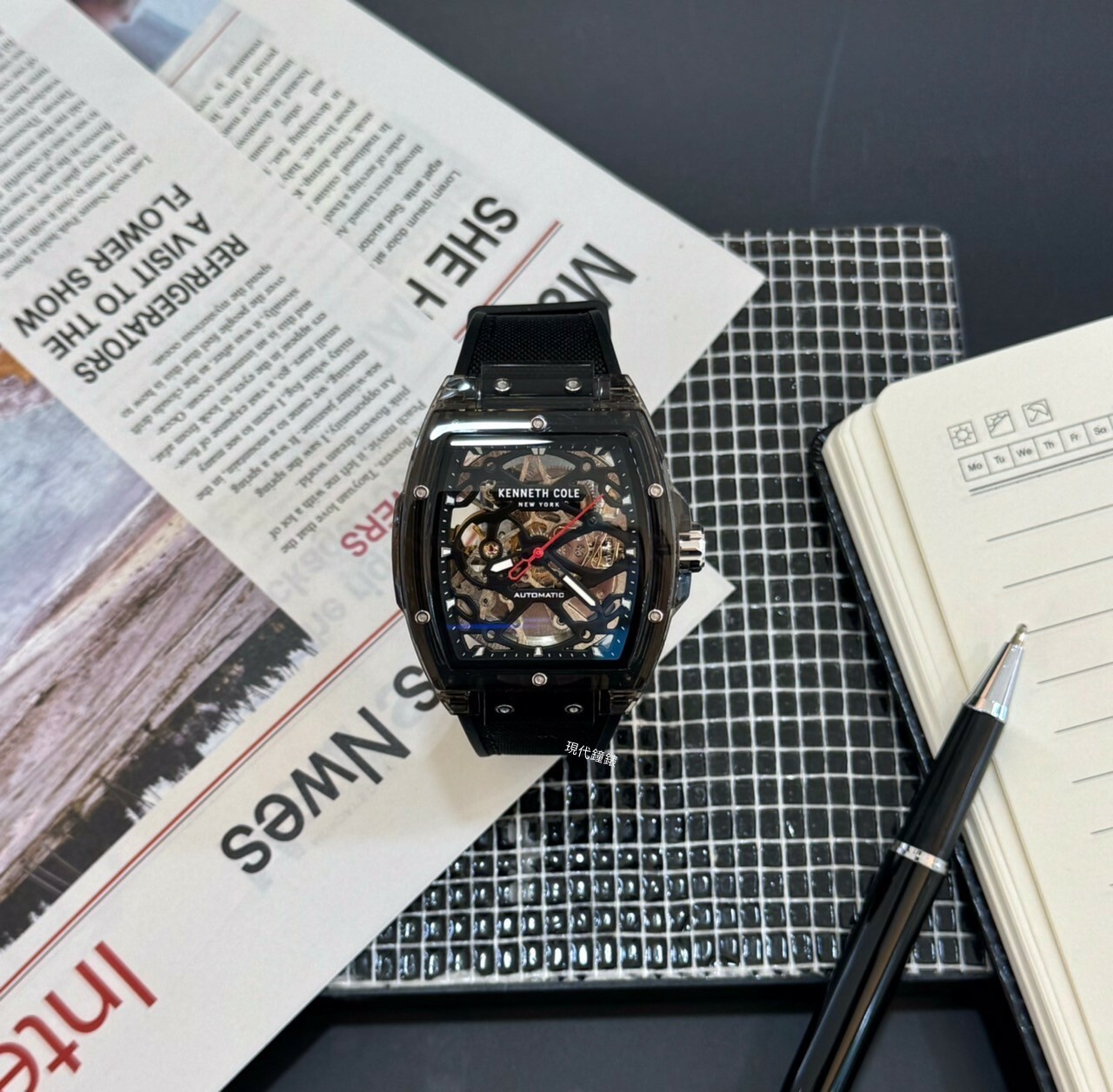 【KENNETH COLE】經典黑酒桶型鏤空機芯橡膠錶帶男款KCWGR0037301 45mm 現代鐘錶