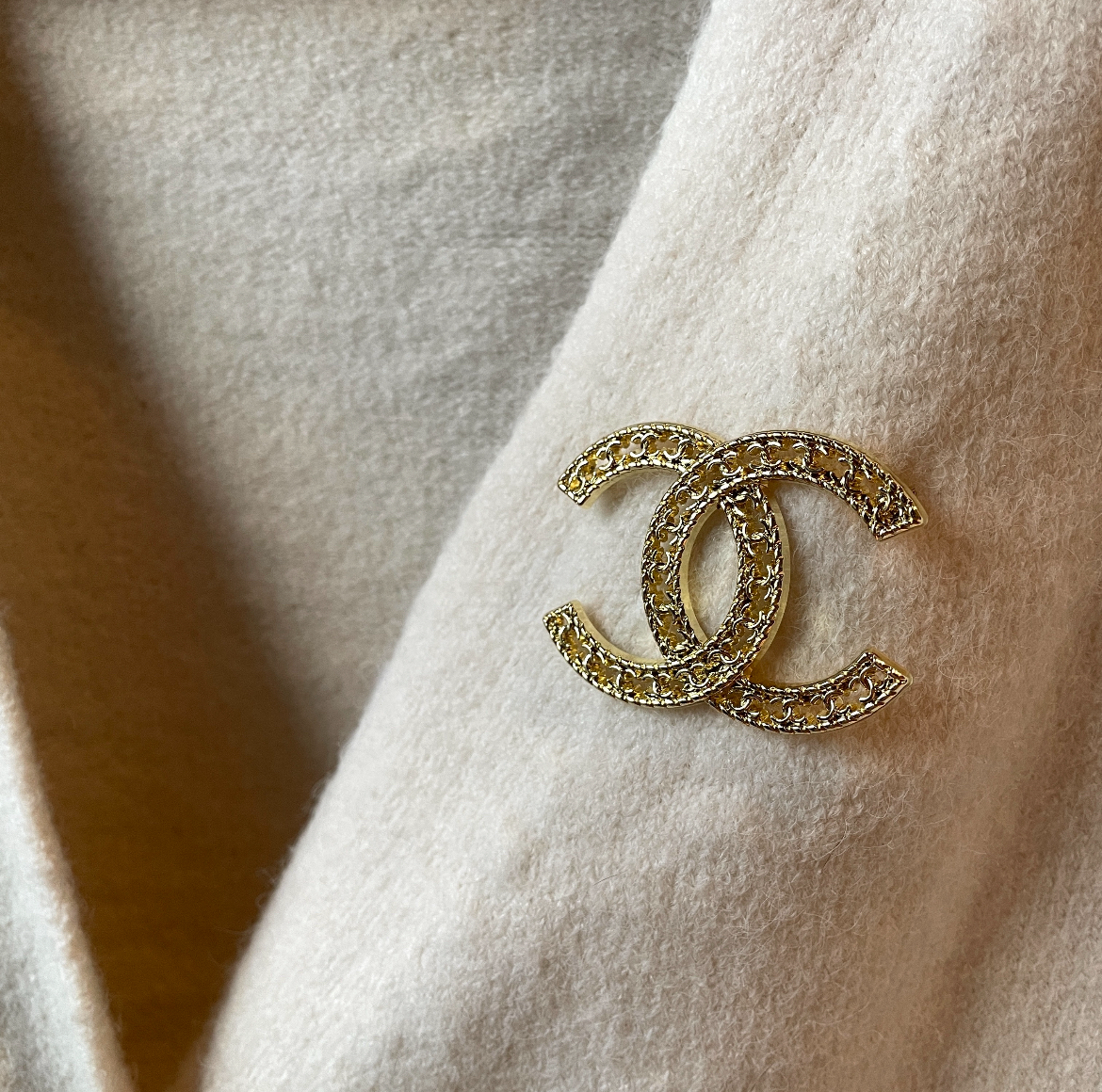 18k小雙c 重磅一體金框定製胸針