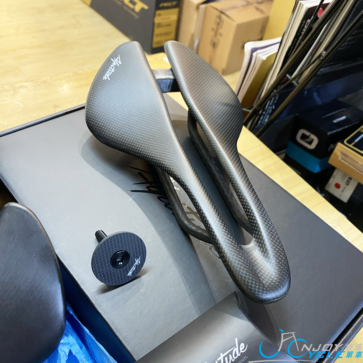 Alpitude Manghen 2.0 Carbon Top Cap 1-1/8"