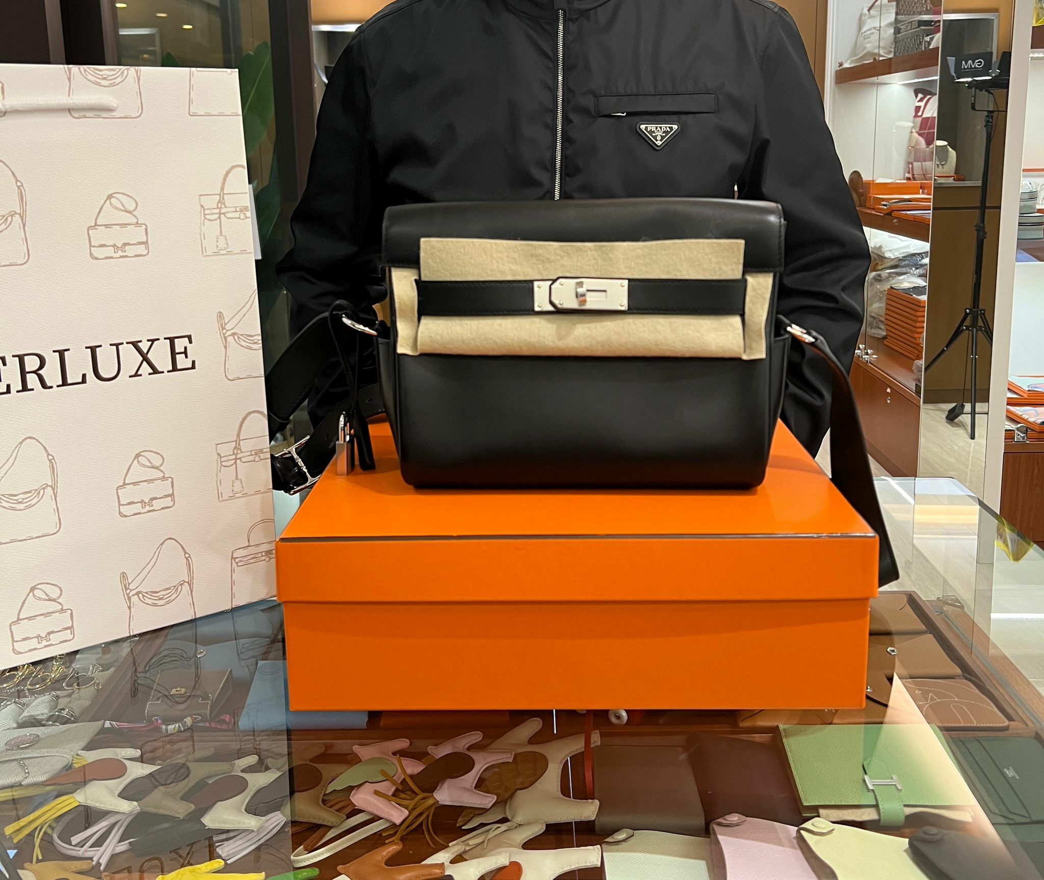 【 感謝支持 】型男先生到店pick up Kelly messager黑銀🎉  先生非常滿意呢個實物👍🏻 購買過程非常愉快🥰 仲表示下次買野都會來幫襯我地😍 強勁嘅實力總能吸引到優質客人🧡 多謝你對我哋支持與100%信任🥰💪