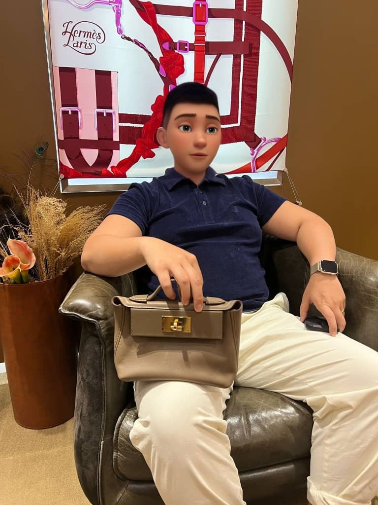 【 感謝支持 】愛妻號先生來幫太太pick up 2424 mini大象金🎉 靚靚好開心抱走呢隻現貨🥰仲大讚同事服務好 有耐性 有禮貌👍🏻 能幫客人買到心儀貨品❤️ 我哋都好開心🥳 多謝你哋嘅支持與信任🫶💪