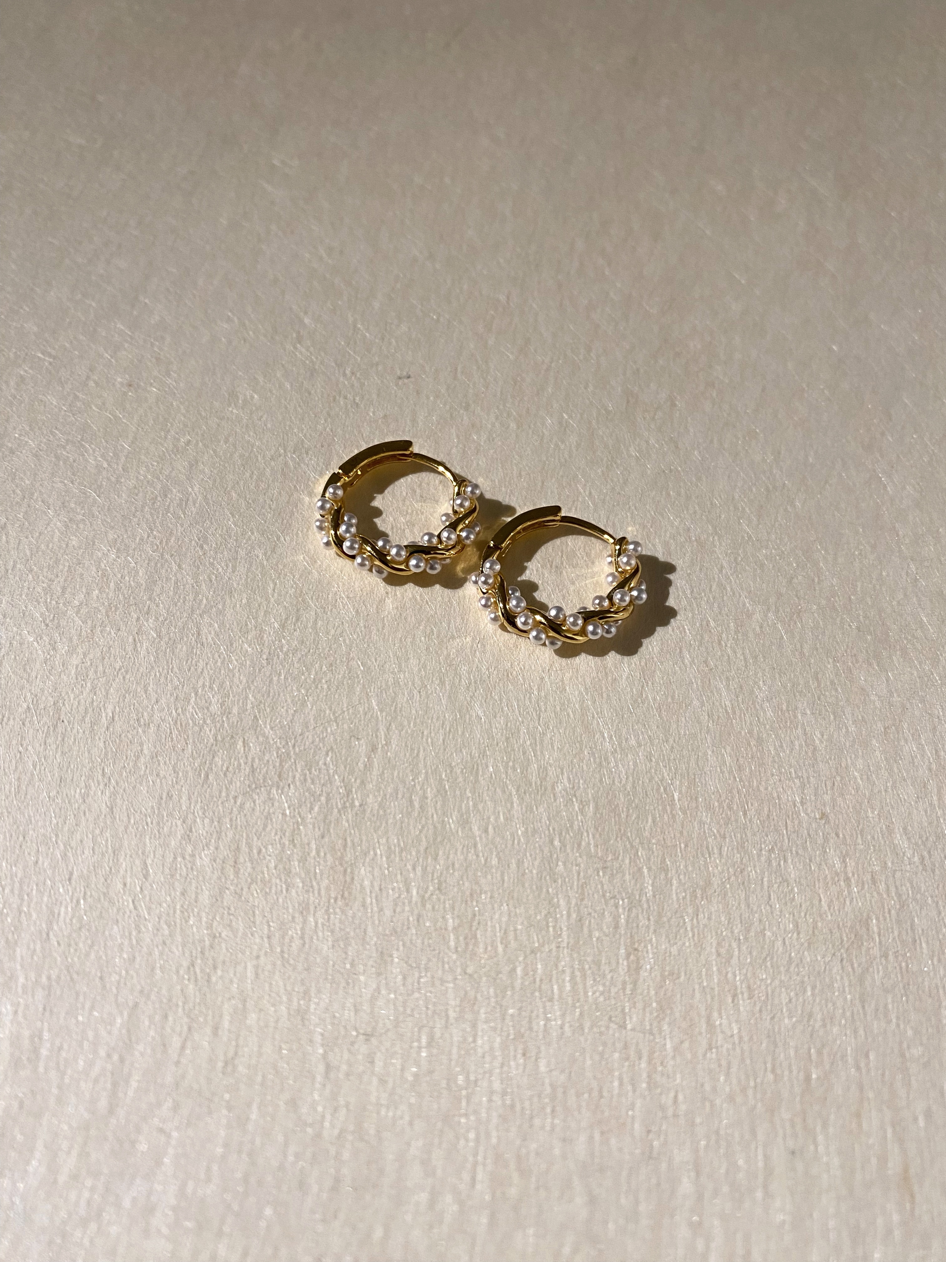 迷你珍珠纏繞耳環