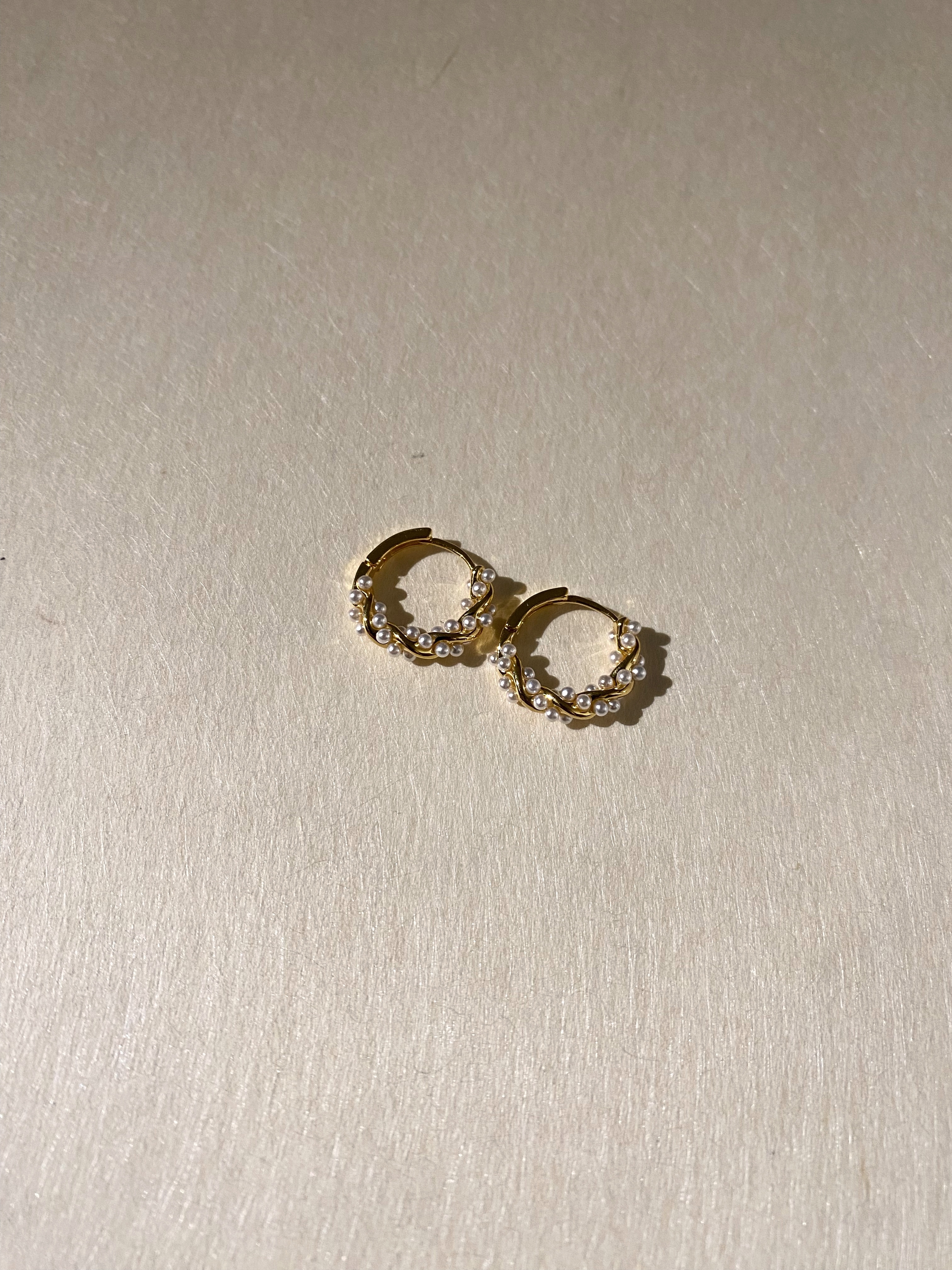 迷你珍珠纏繞耳環