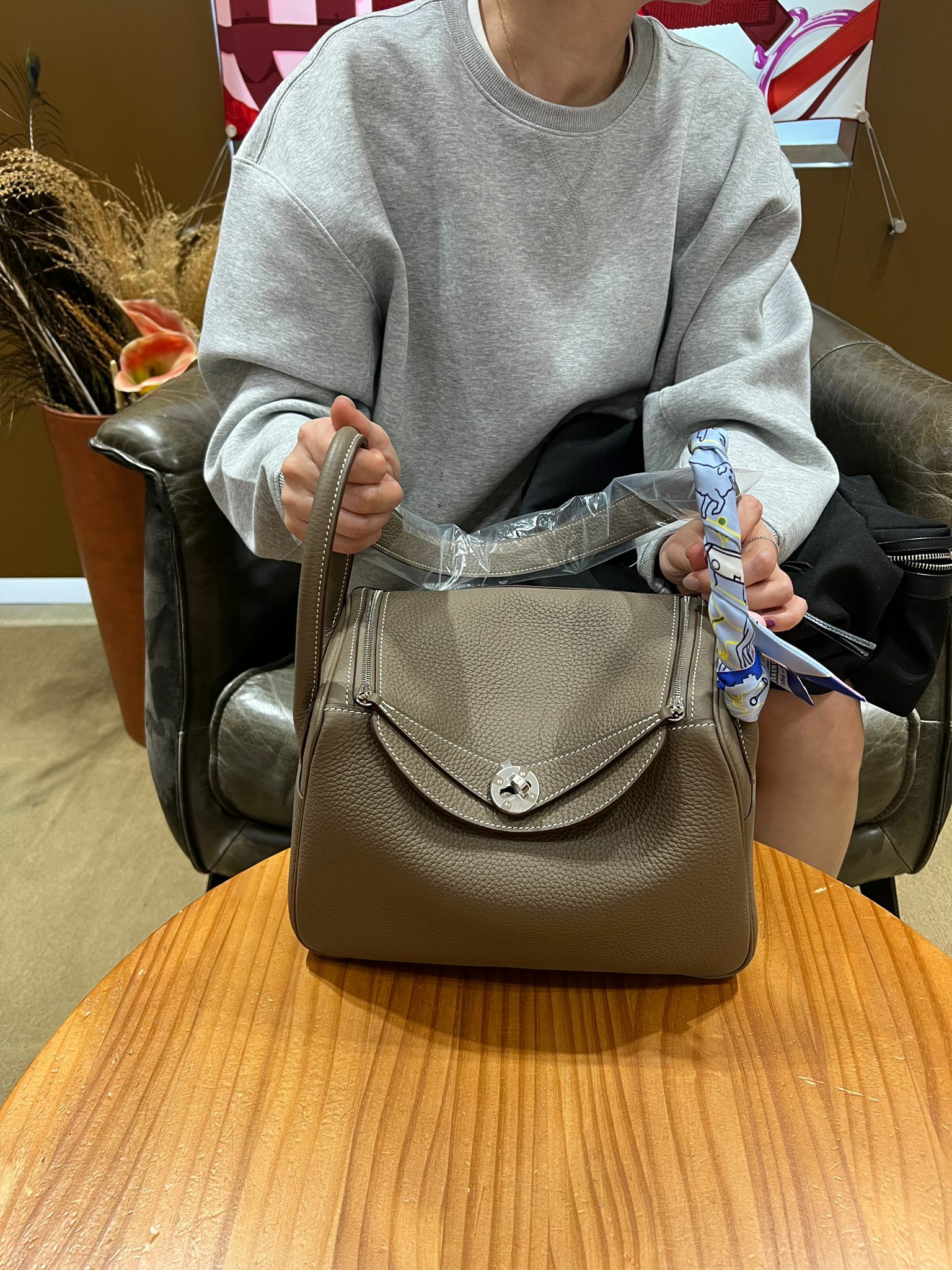 【 感謝支持 】馬迷靚靚來pick up L26大象銀🐘🔗 搵佐好耐呢個顏色😍 見到我哋有現貨 即刻落單🎉 靚靚偏愛L26🥰  覺得呢款袋好用好襯👍🏻 擁有一個黑色後再買多一個其他色🤗 真係好品味 好眼光❤️ 多謝你嘅支持與信任🫶💪