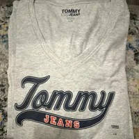 [S] TOMMY HILFIGER TOMMY LOGO V-NECK T-SHIRT,GREY, 76J4841-050 (STH616)