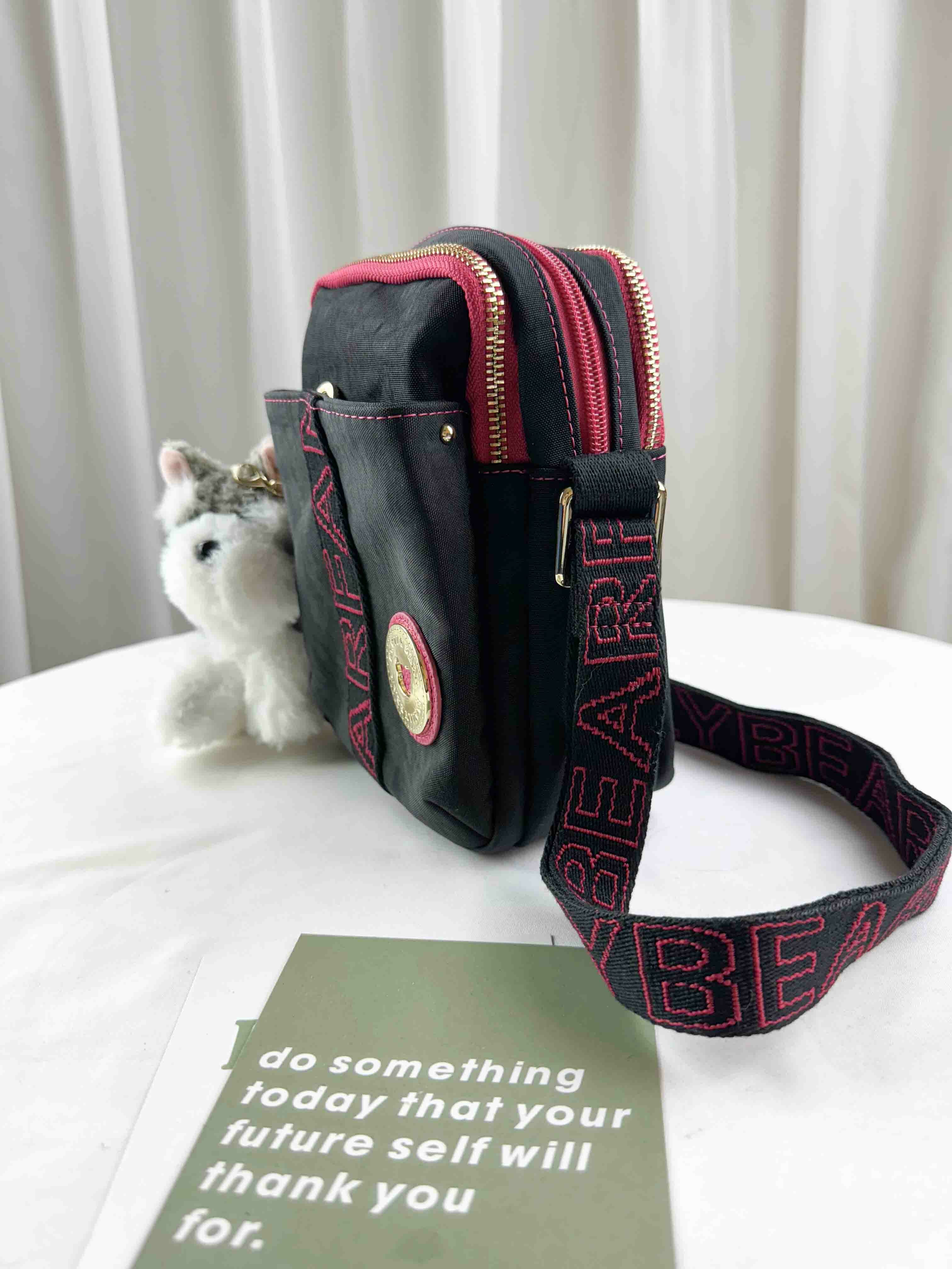 FamilyBear 黑桃織帶防潑水防潑水側背包 附兔兔吊飾 #2499