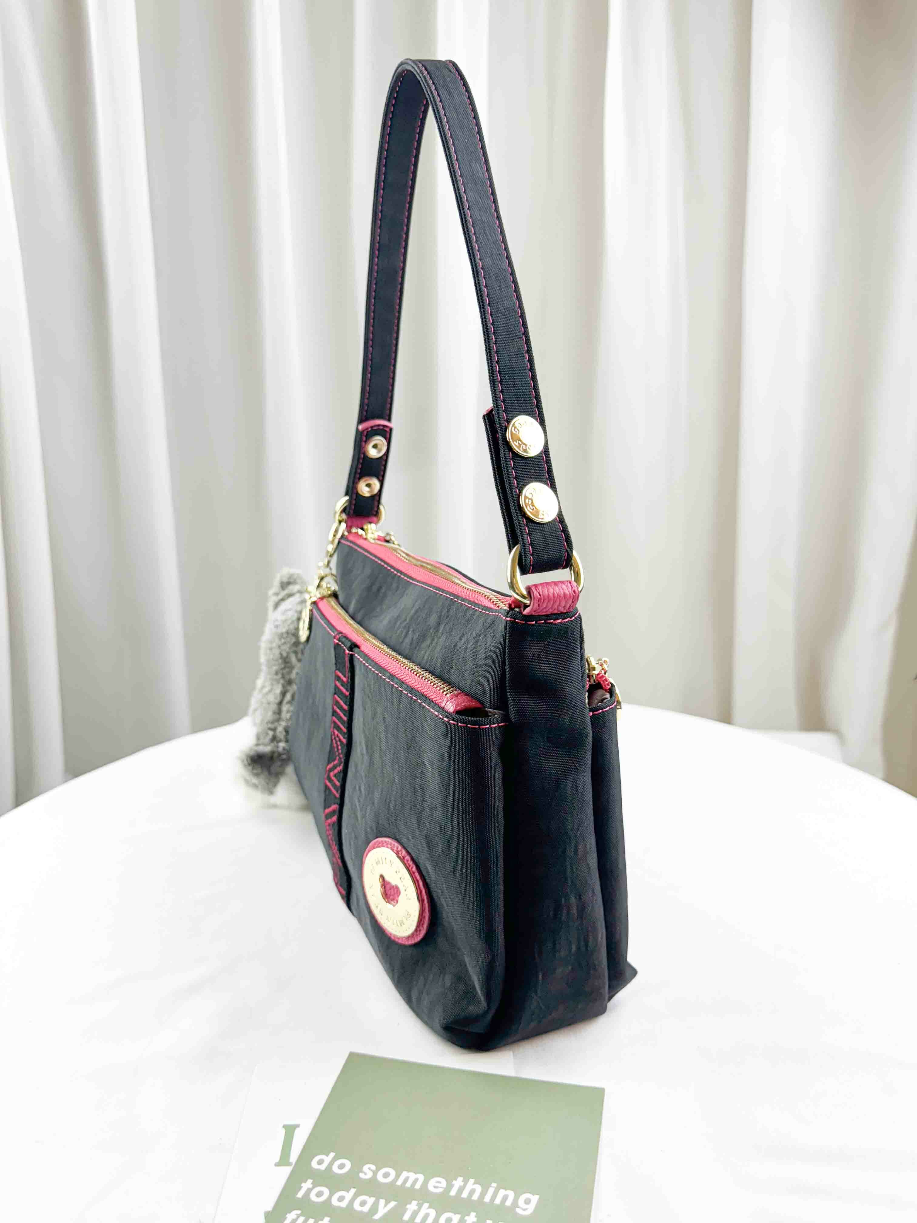 FamilyBear 黑桃織帶防潑水肩背包 / 側背包 附兔兔吊飾 #2563