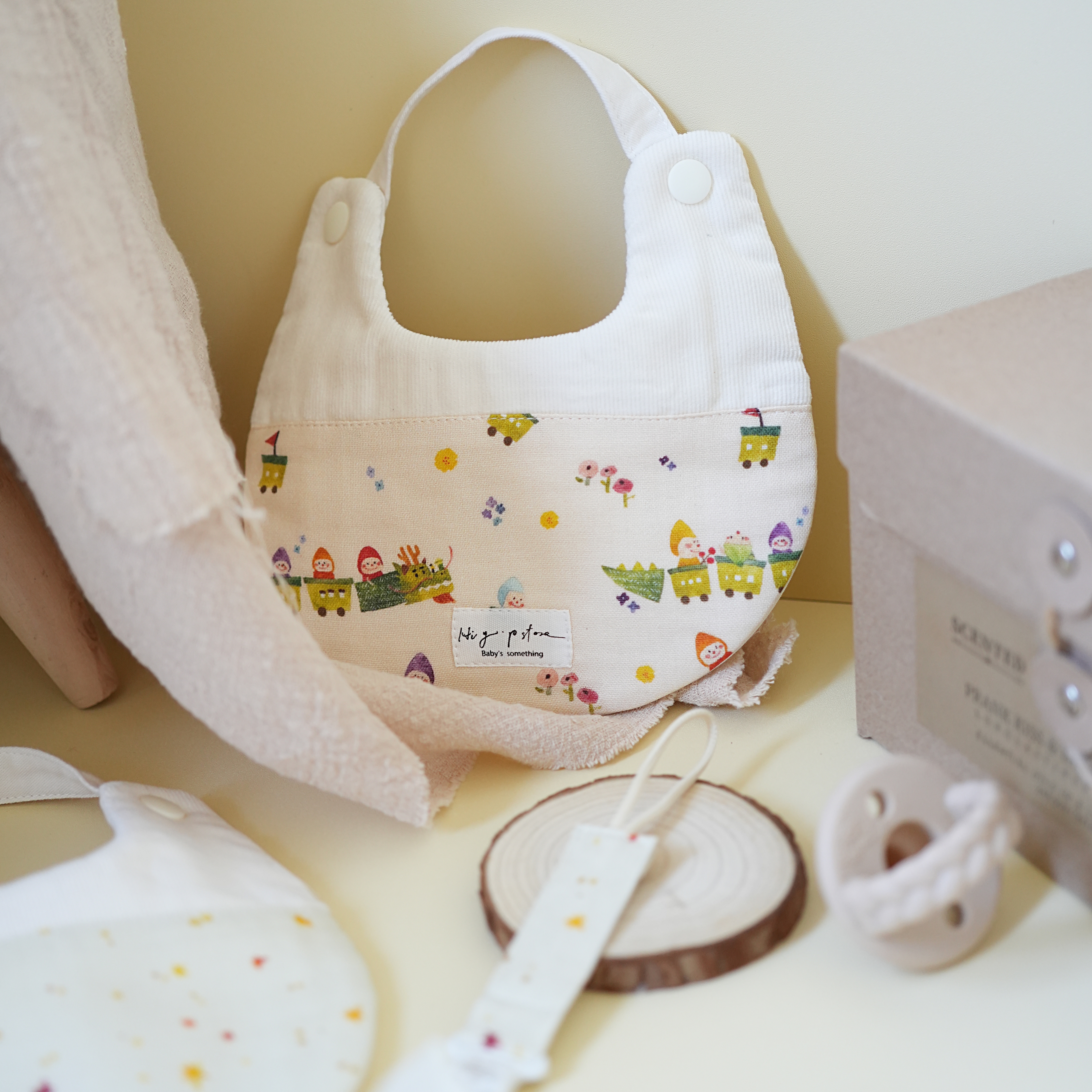 Hi Y.P store-手作圍兜-獨家設計-好運龍（拼接兜）