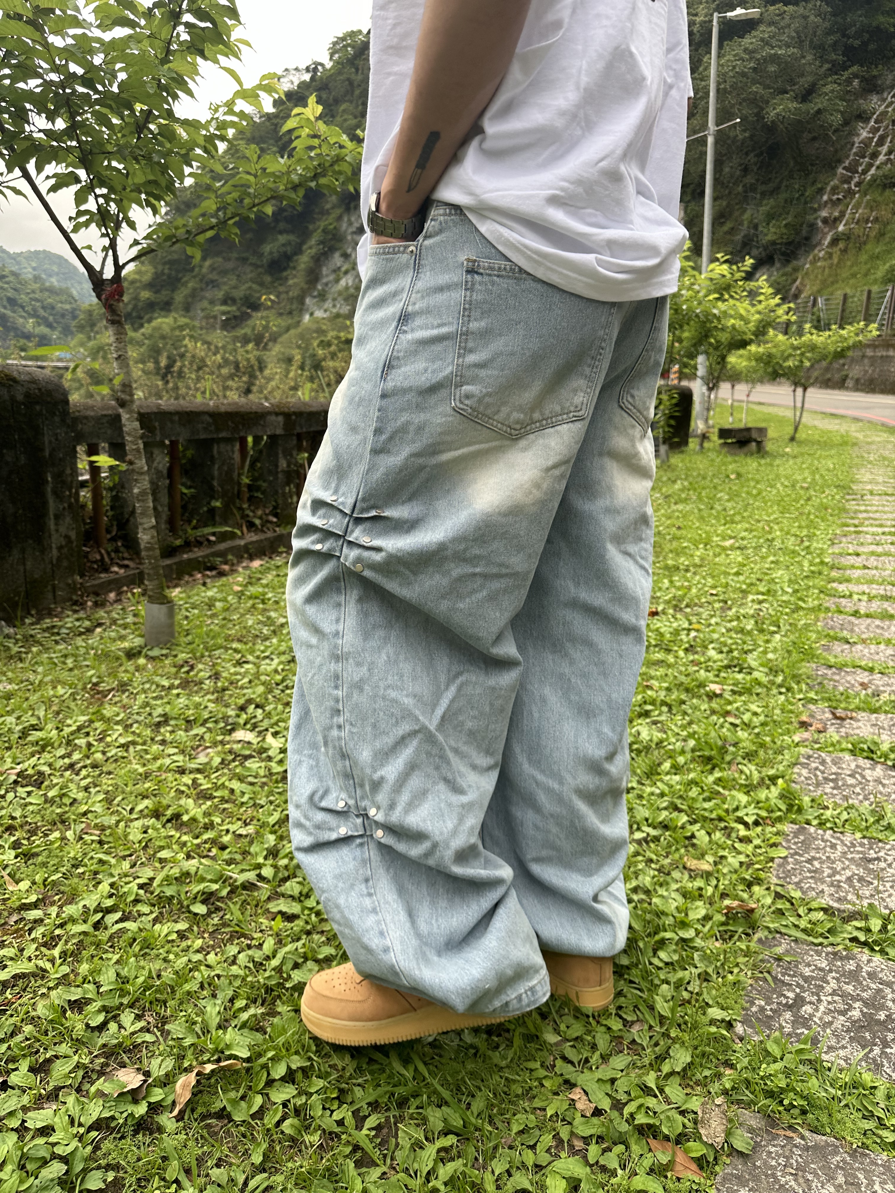 現貨🇰🇷韓國 卯釘 側抓皺 寬鬆 刷色 牛仔褲