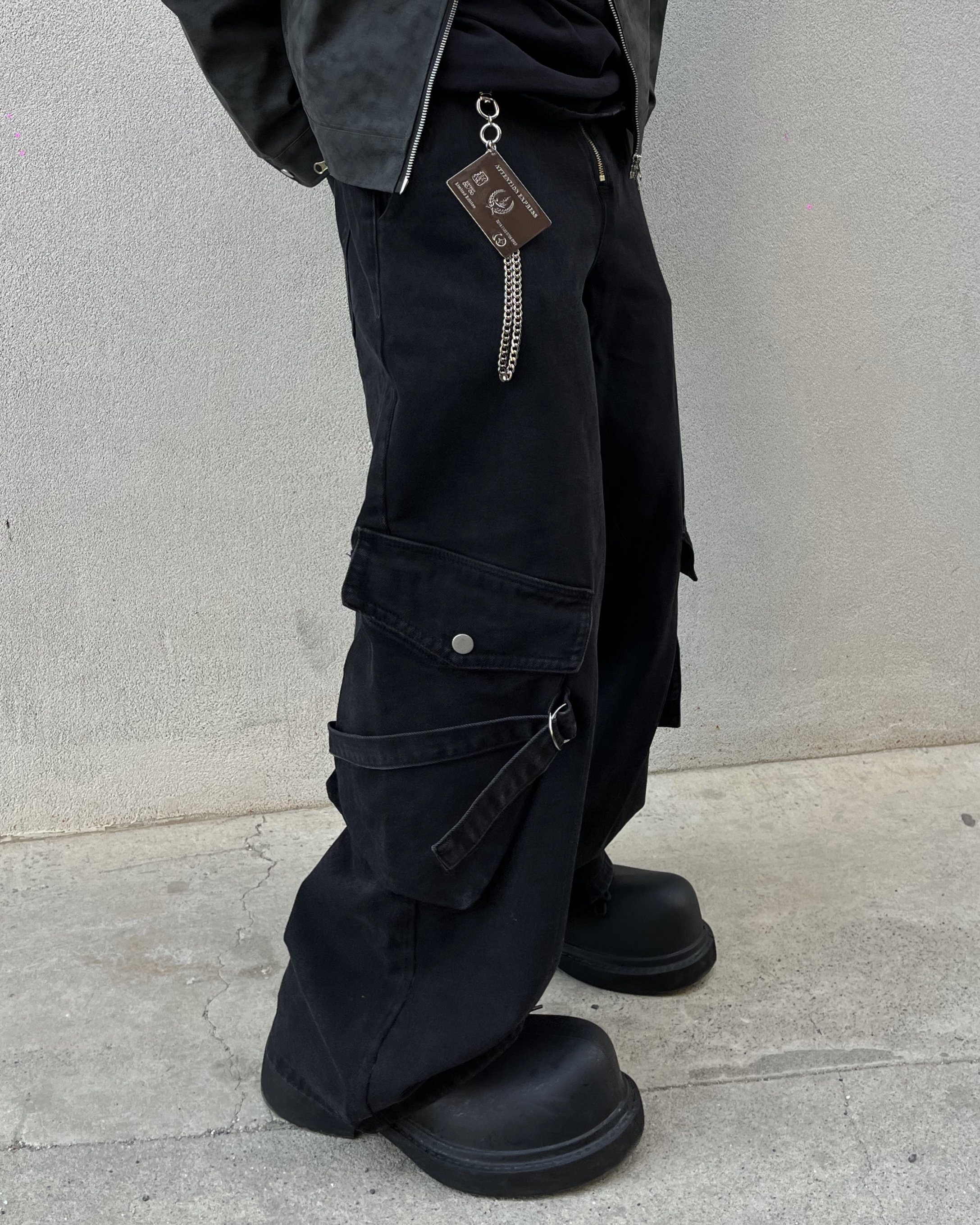 黑色寬鬆束帶工裝牛仔褲
