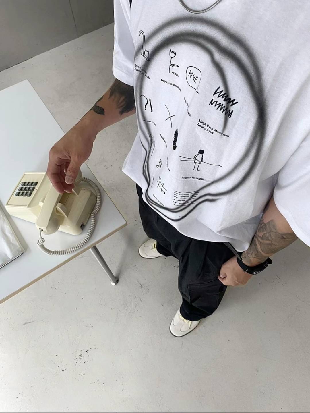 現貨 🇰🇷韓國 小插畫 塗鴉 噴漆 短T