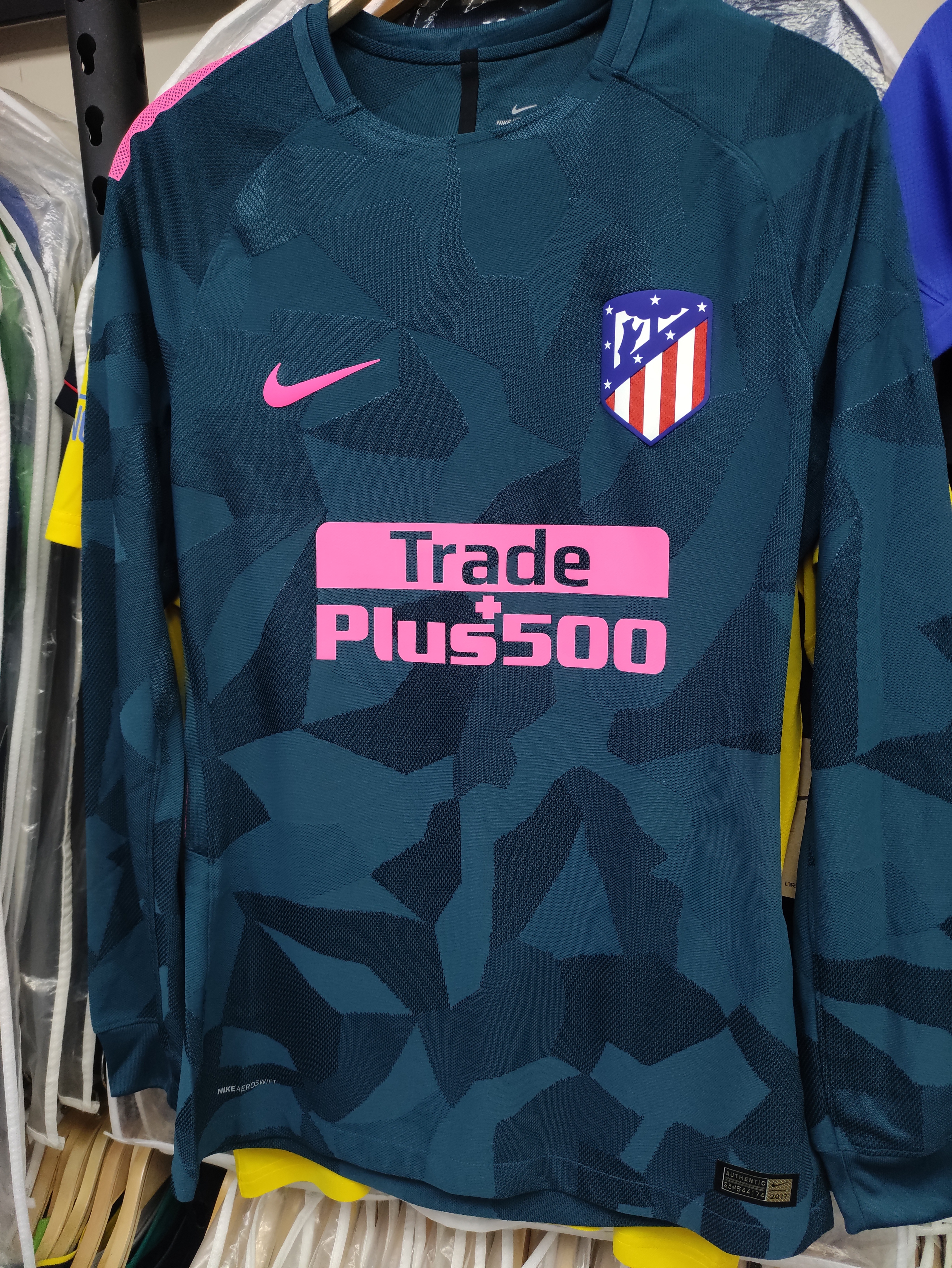 17-18馬德里體育會二客更衣室長袖球員版球衣