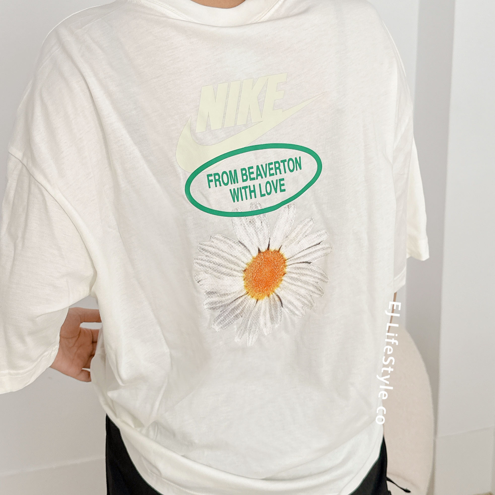 NIKE 寶寶藍 刺繡LOGO OVERSIZE 雛菊 奶油色 女子上衣 HJ9427-133 / 調貨
