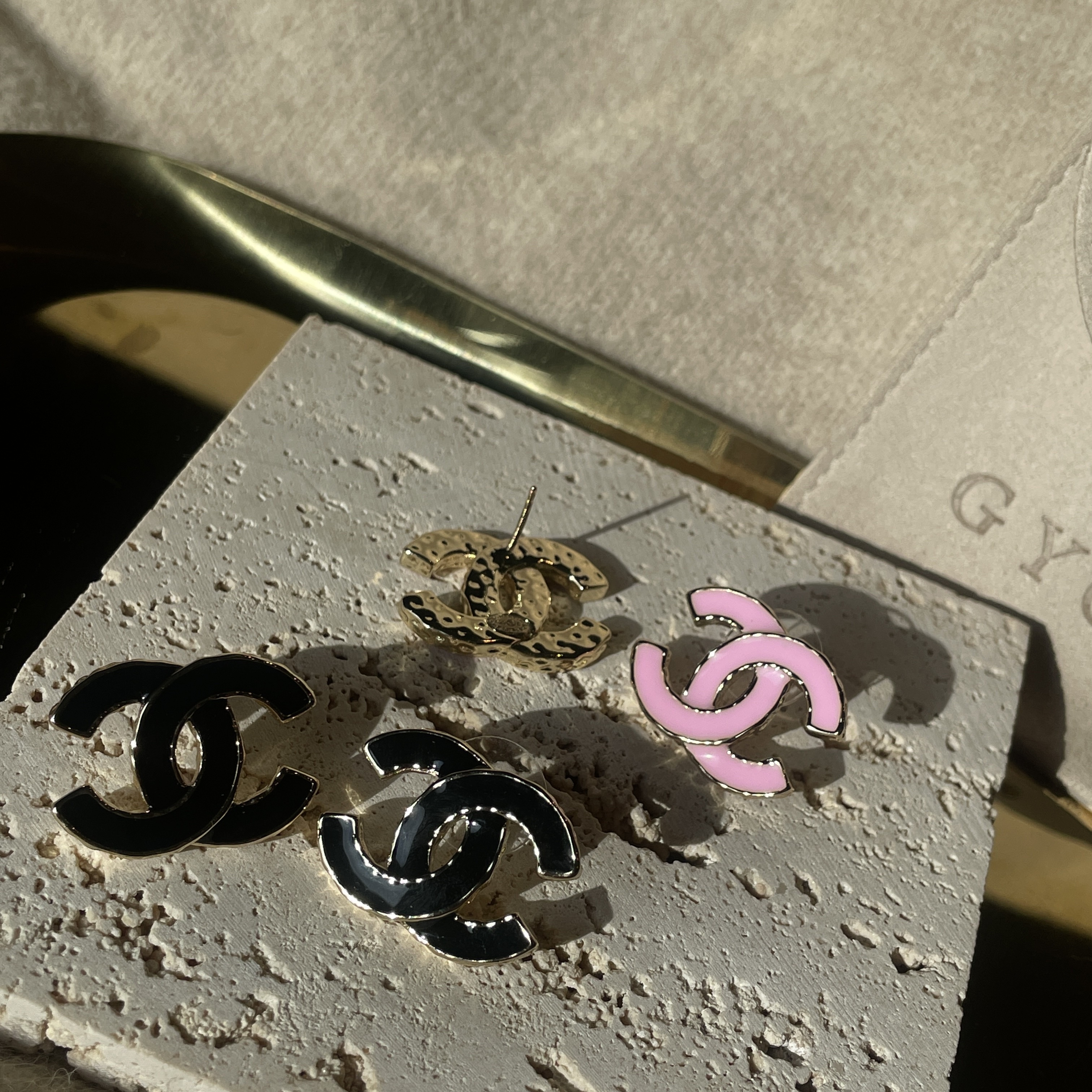 18k 粉黑金熔岩琺瑯雙c耳釘